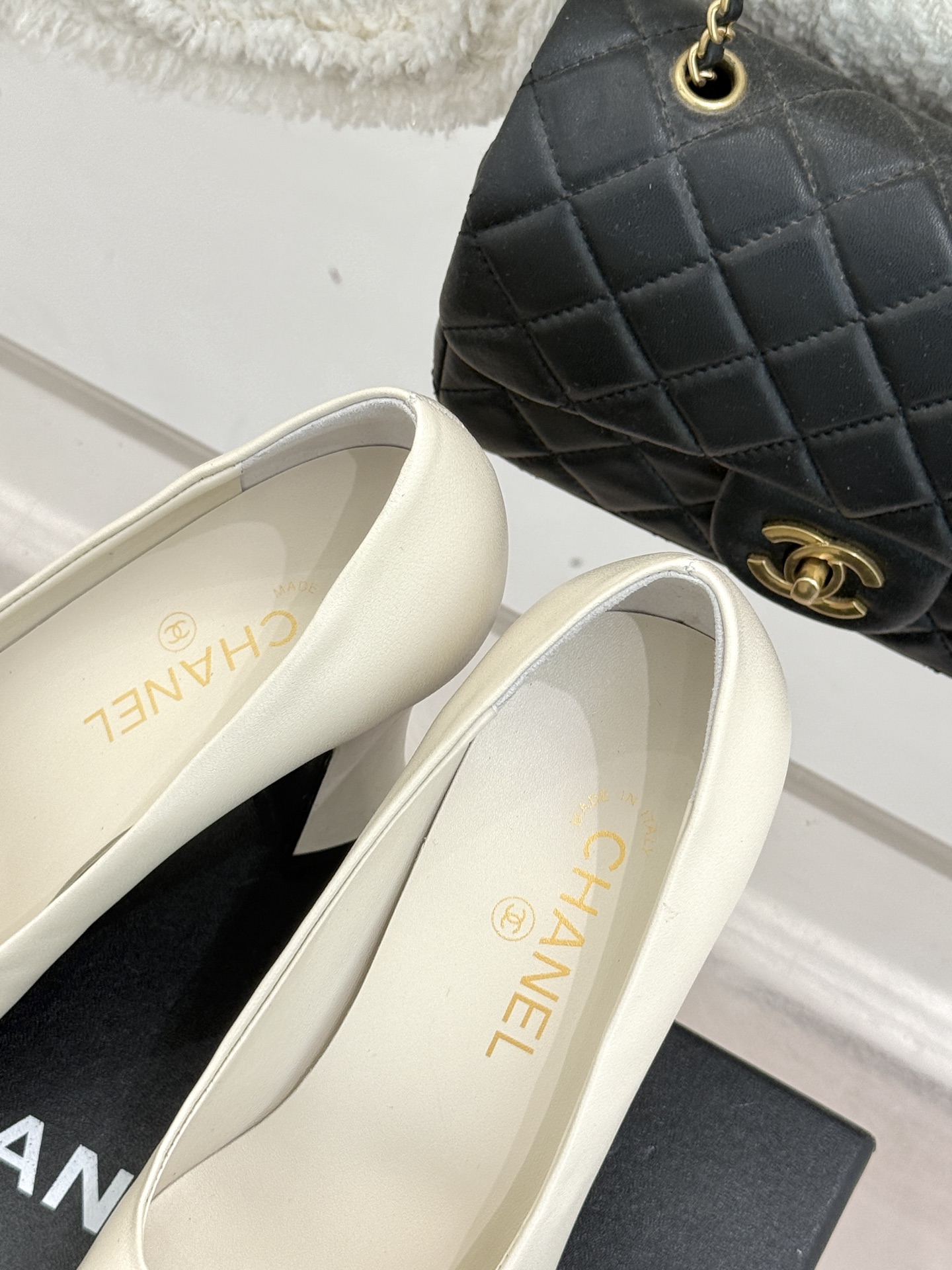 CHANE*｜小香经典双C大方头拼色高跟鞋凉当巴黎大皇宫的秀场灯光聚焦于足尖这双走秀款大方头高跟鞋便以利