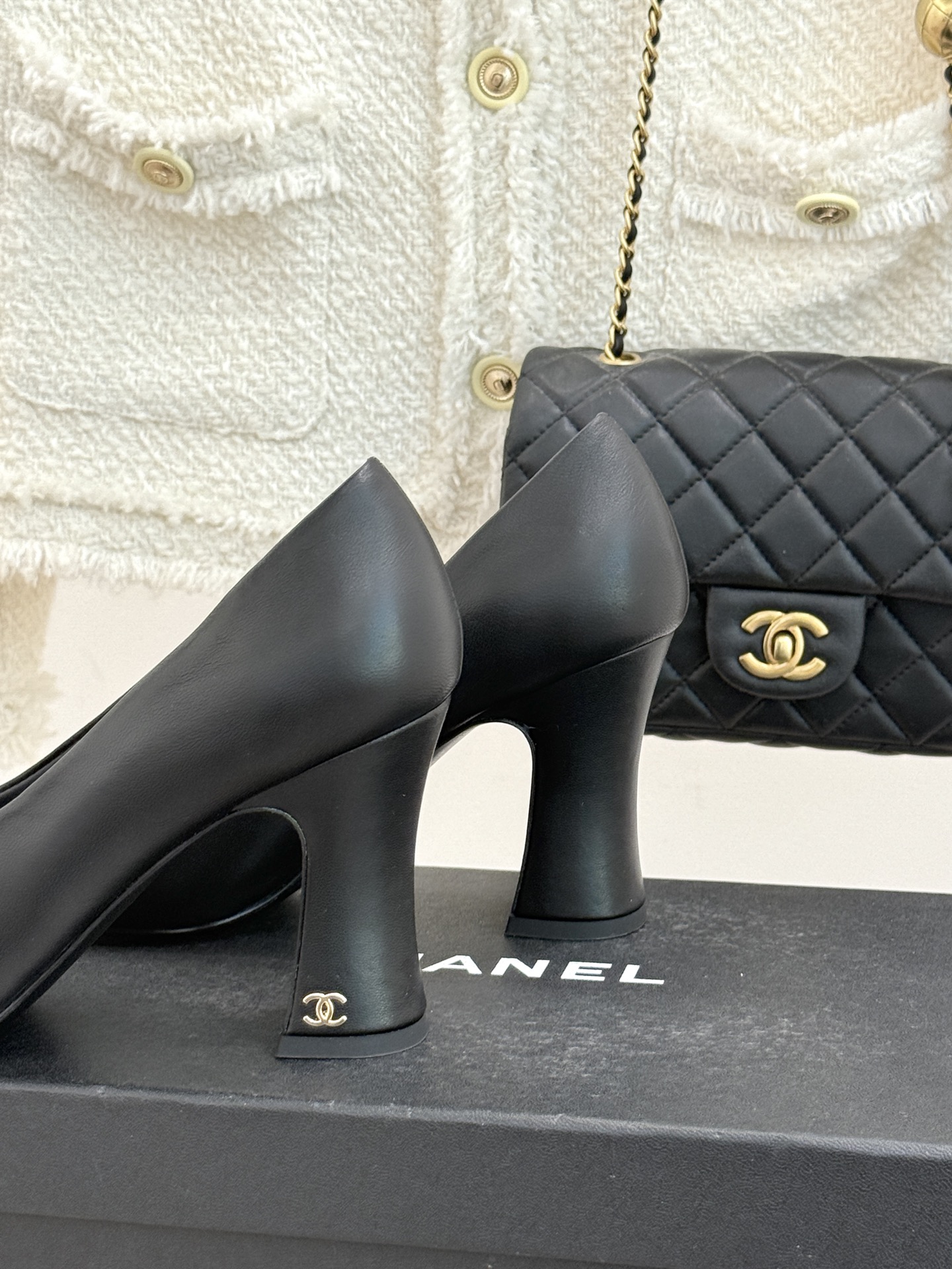 CHANE*｜小香经典双C大方头拼色高跟鞋凉当巴黎大皇宫的秀场灯光聚焦于足尖这双走秀款大方头高跟鞋便以利