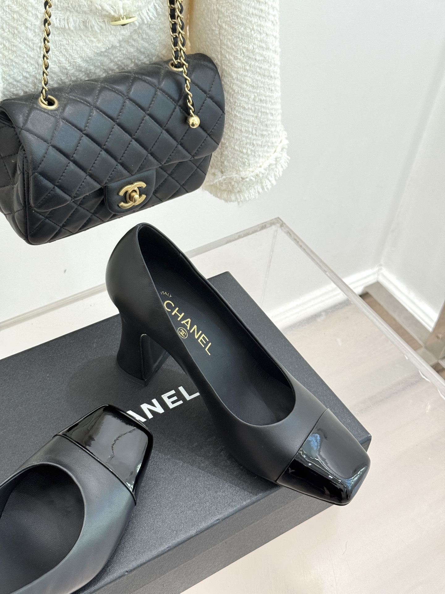 CHANE*｜小香经典双C大方头拼色高跟鞋凉当巴黎大皇宫的秀场灯光聚焦于足尖这双走秀款大方头高跟鞋便以利