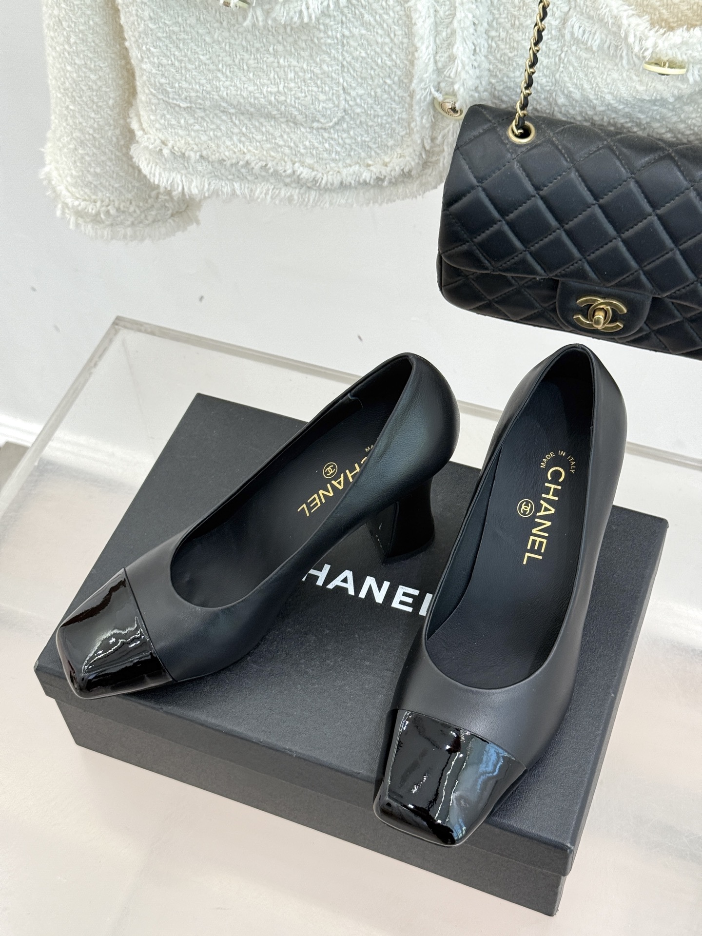 CHANE*｜小香经典双C大方头拼色高跟鞋凉当巴黎大皇宫的秀场灯光聚焦于足尖这双走秀款大方头高跟鞋便以利