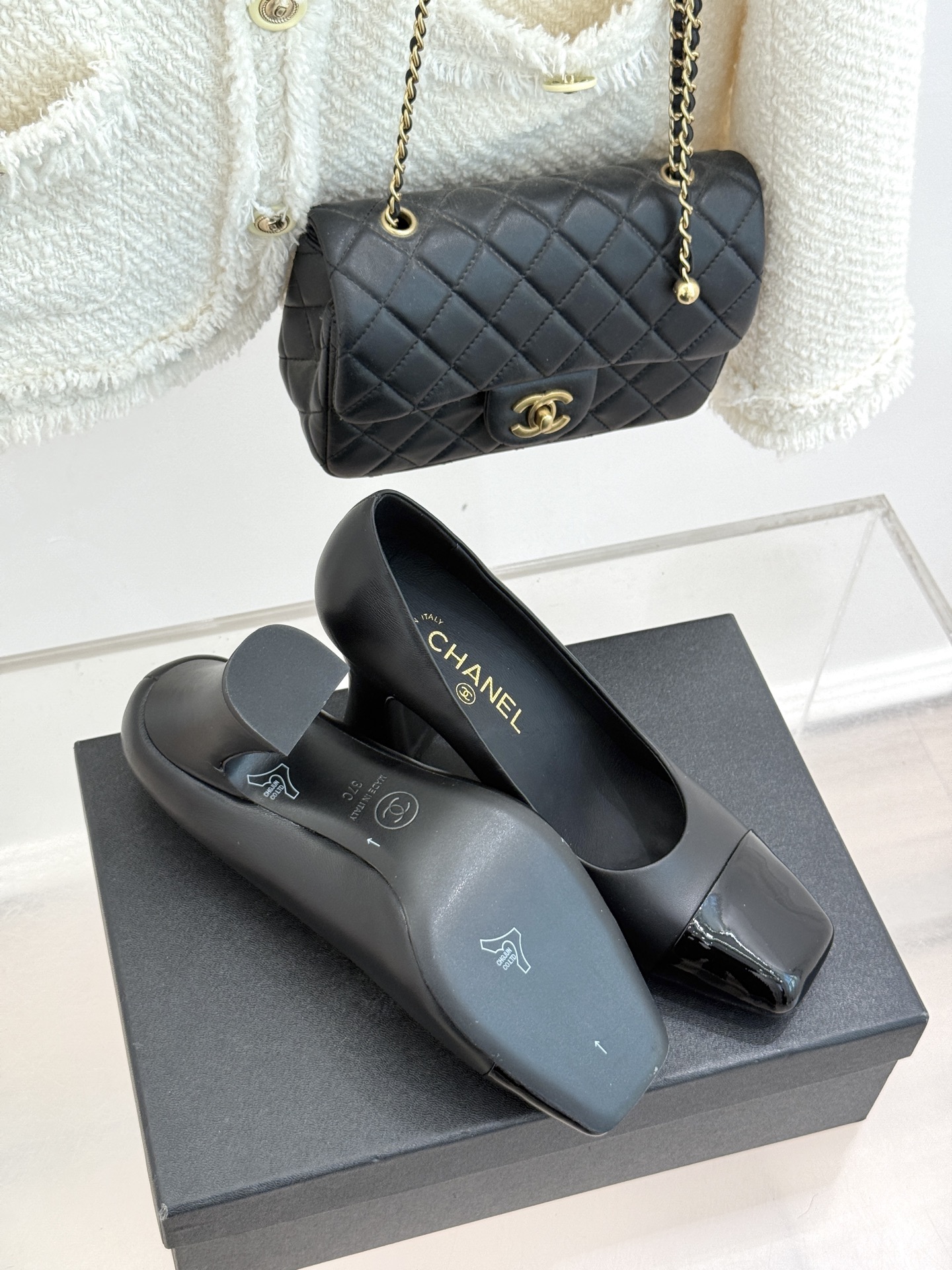 CHANE*｜小香经典双C大方头拼色高跟鞋凉当巴黎大皇宫的秀场灯光聚焦于足尖这双走秀款大方头高跟鞋便以利