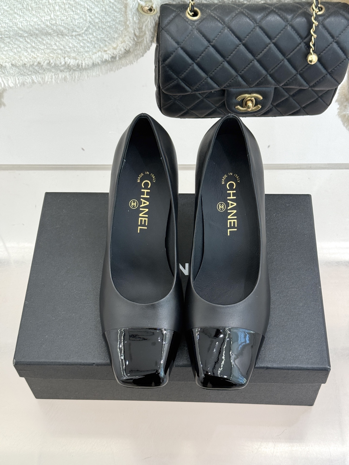 CHANE*｜小香经典双C大方头拼色高跟鞋凉当巴黎大皇宫的秀场灯光聚焦于足尖这双走秀款大方头高跟鞋便以利