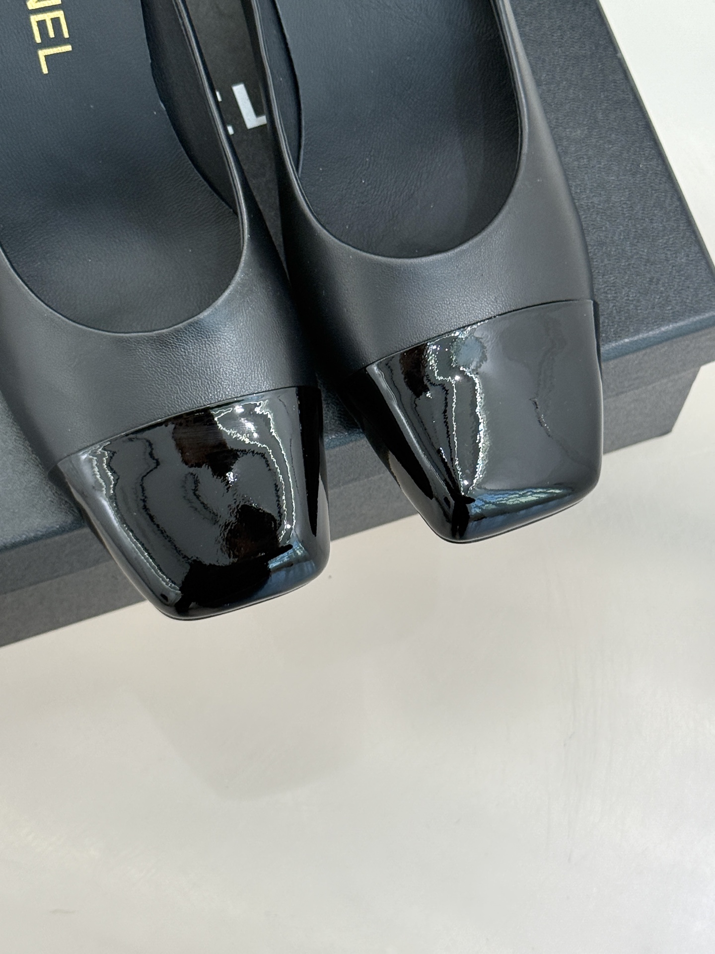 CHANE*｜小香经典双C大方头拼色高跟鞋凉当巴黎大皇宫的秀场灯光聚焦于足尖这双走秀款大方头高跟鞋便以利