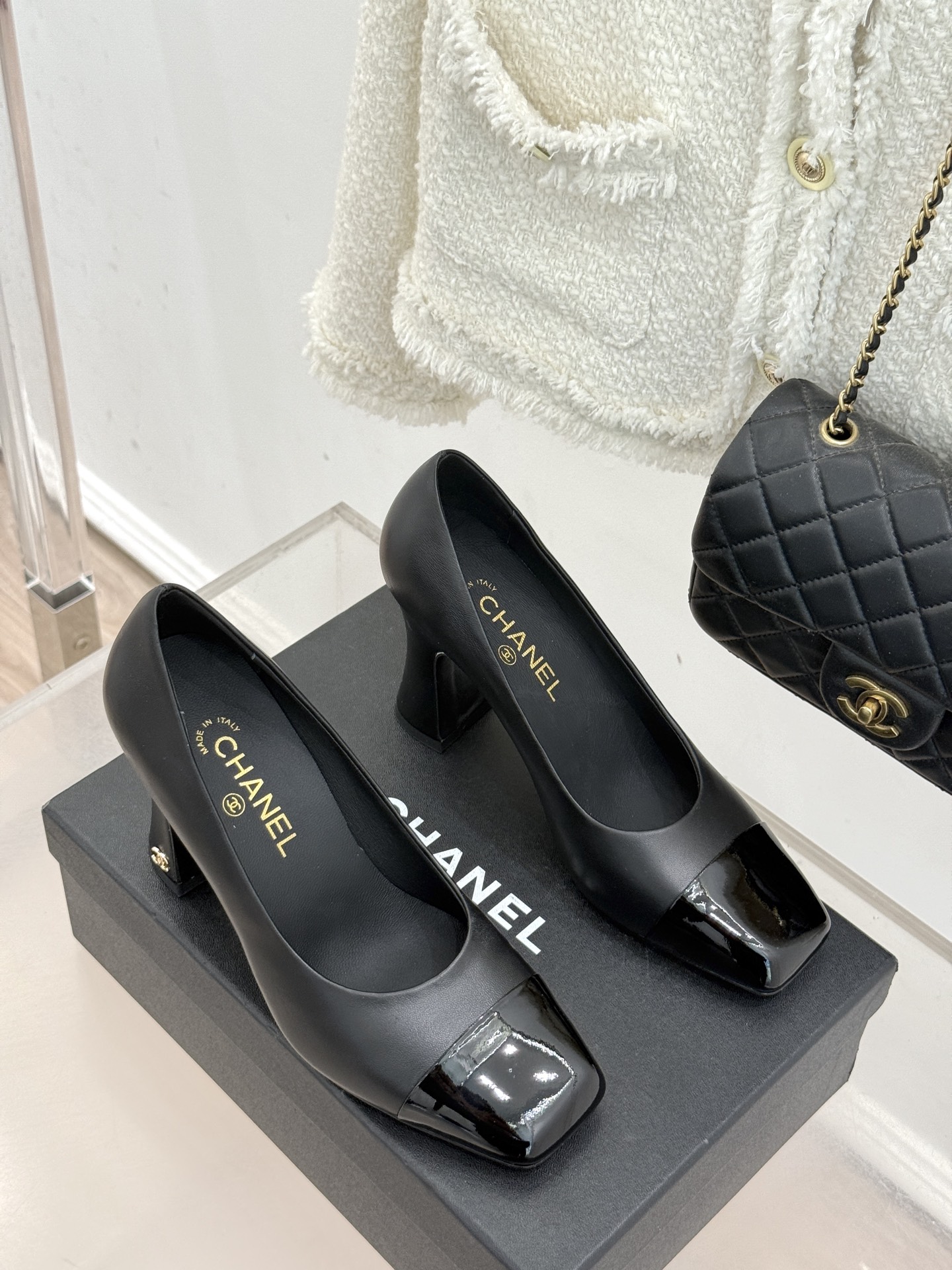 CHANE*｜小香经典双C大方头拼色高跟鞋凉当巴黎大皇宫的秀场灯光聚焦于足尖这双走秀款大方头高跟鞋便以利