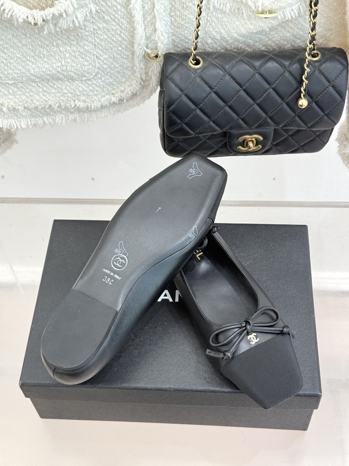 CHANE*｜小香经典双C拼色蝴蝶结玛丽珍鞋是藏在鞋履里的优雅密码。标志性双C装饰与蝴蝶结拼色碰撞出灵动