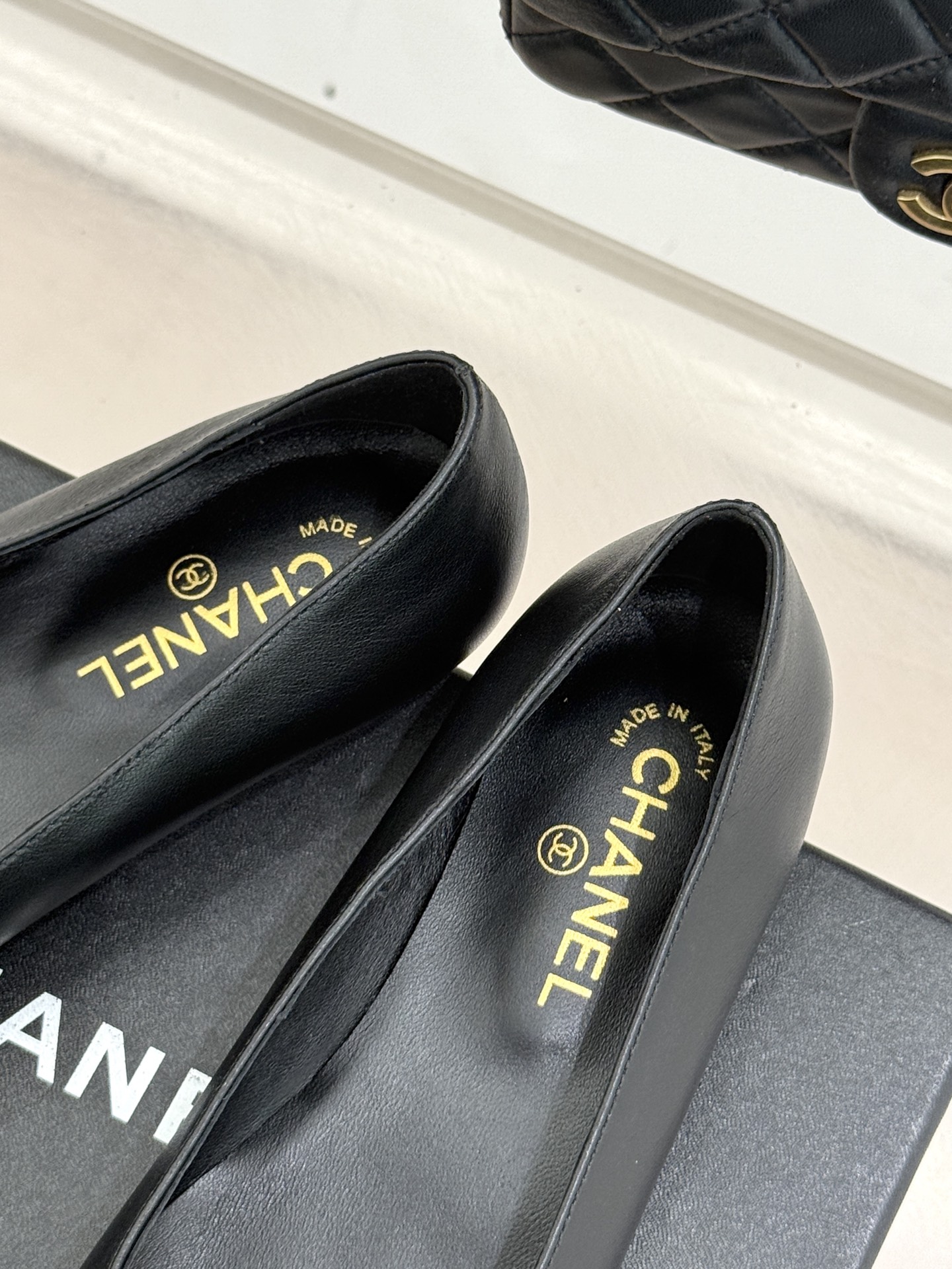 CHANE*｜小香经典双C拼色蝴蝶结玛丽珍鞋是藏在鞋履里的优雅密码。标志性双C装饰与蝴蝶结拼色碰撞出灵动