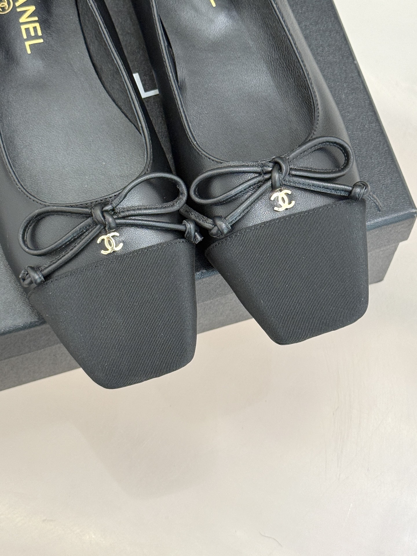 CHANE*｜小香经典双C拼色蝴蝶结玛丽珍鞋是藏在鞋履里的优雅密码。标志性双C装饰与蝴蝶结拼色碰撞出灵动