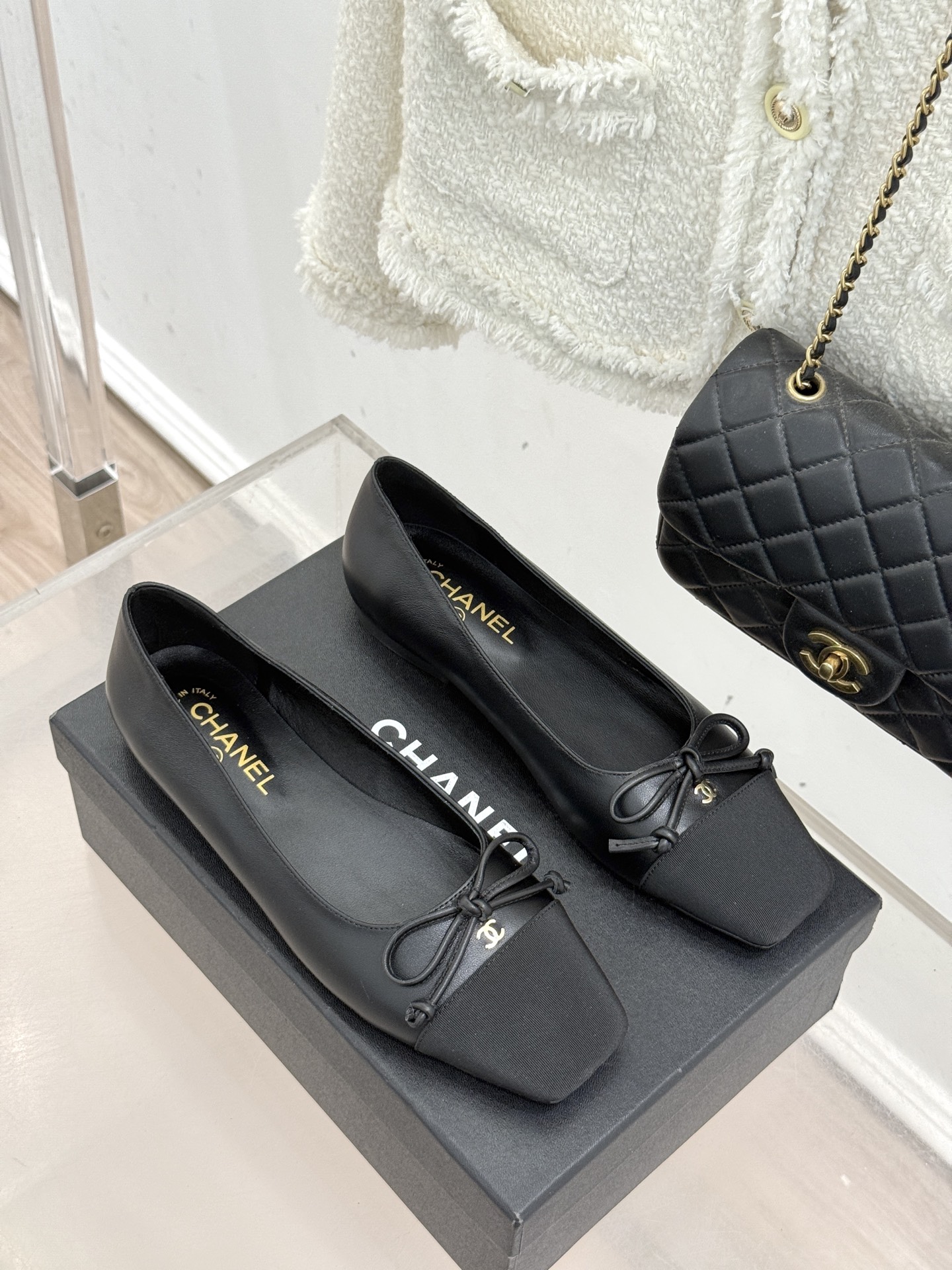 CHANE*｜小香经典双C拼色蝴蝶结玛丽珍鞋是藏在鞋履里的优雅密码。标志性双C装饰与蝴蝶结拼色碰撞出灵动