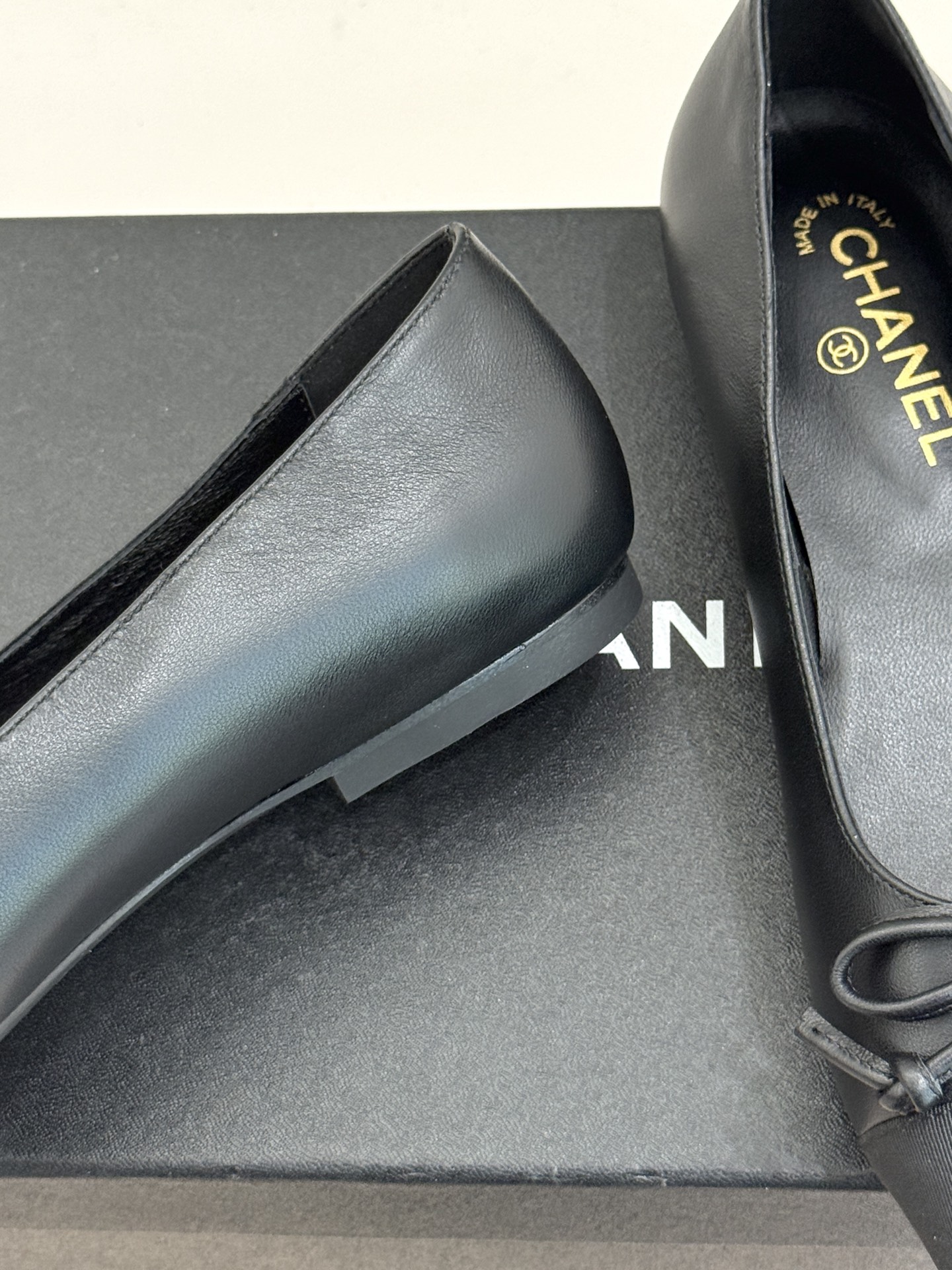 CHANE*｜小香经典双C拼色蝴蝶结玛丽珍鞋是藏在鞋履里的优雅密码。标志性双C装饰与蝴蝶结拼色碰撞出灵动