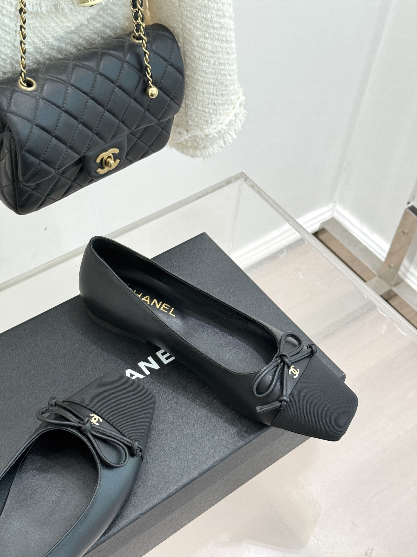 CHANE*｜小香经典双C拼色蝴蝶结玛丽珍鞋是藏在鞋履里的优雅密码。标志性双C装饰与蝴蝶结拼色碰撞出灵动