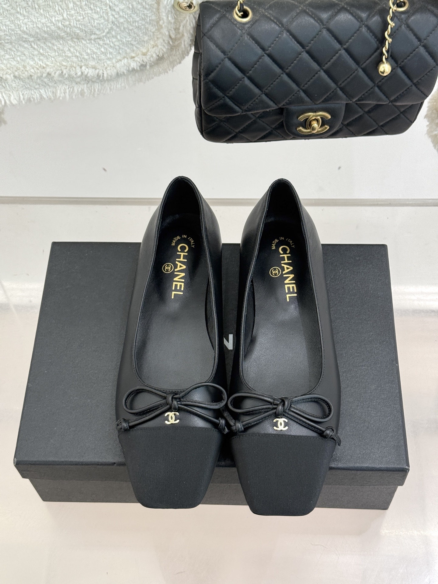 CHANE*｜小香经典双C拼色蝴蝶结玛丽珍鞋是藏在鞋履里的优雅密码。标志性双C装饰与蝴蝶结拼色碰撞出灵动