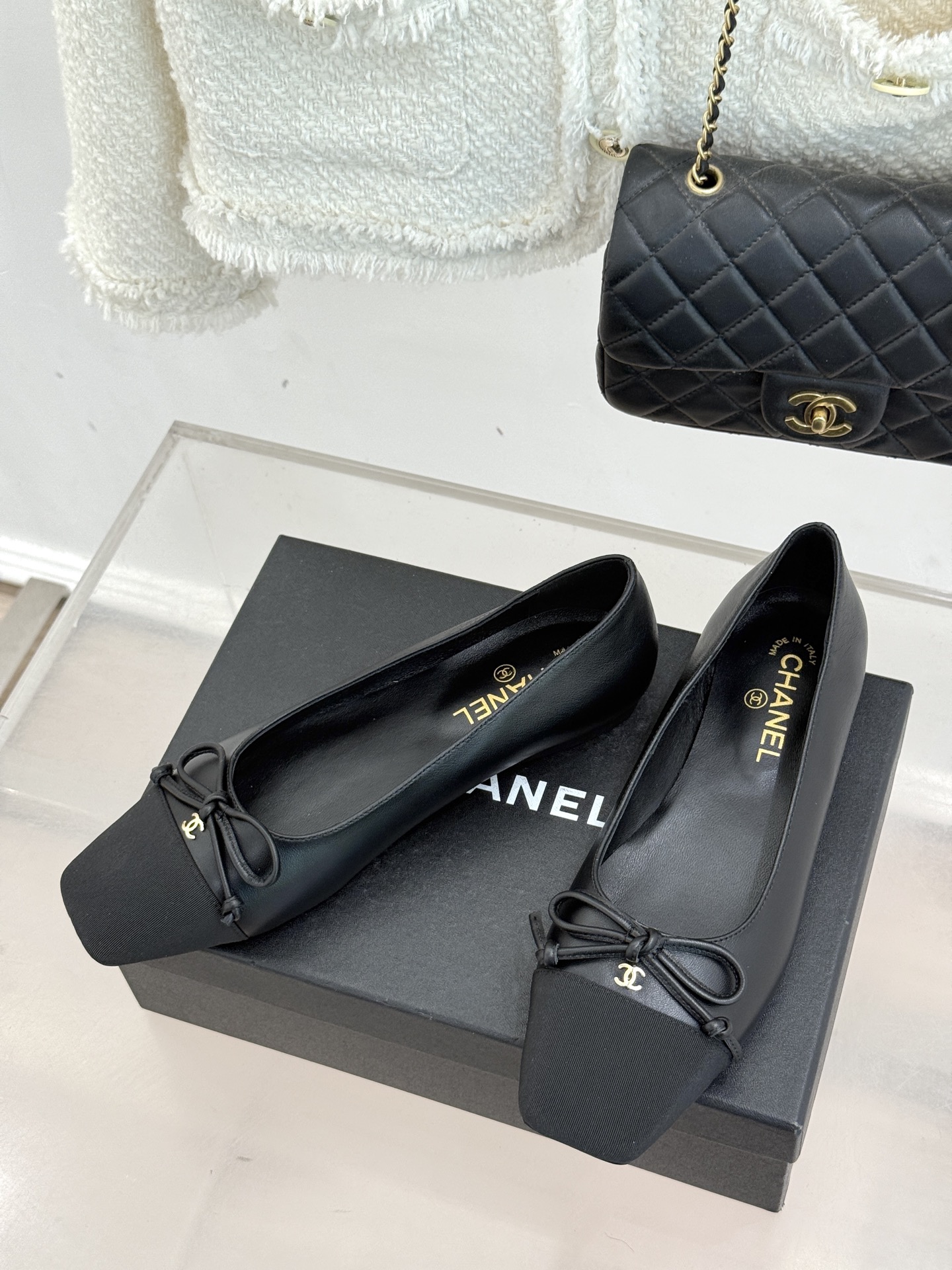 CHANE*｜小香经典双C拼色蝴蝶结玛丽珍鞋是藏在鞋履里的优雅密码。标志性双C装饰与蝴蝶结拼色碰撞出灵动