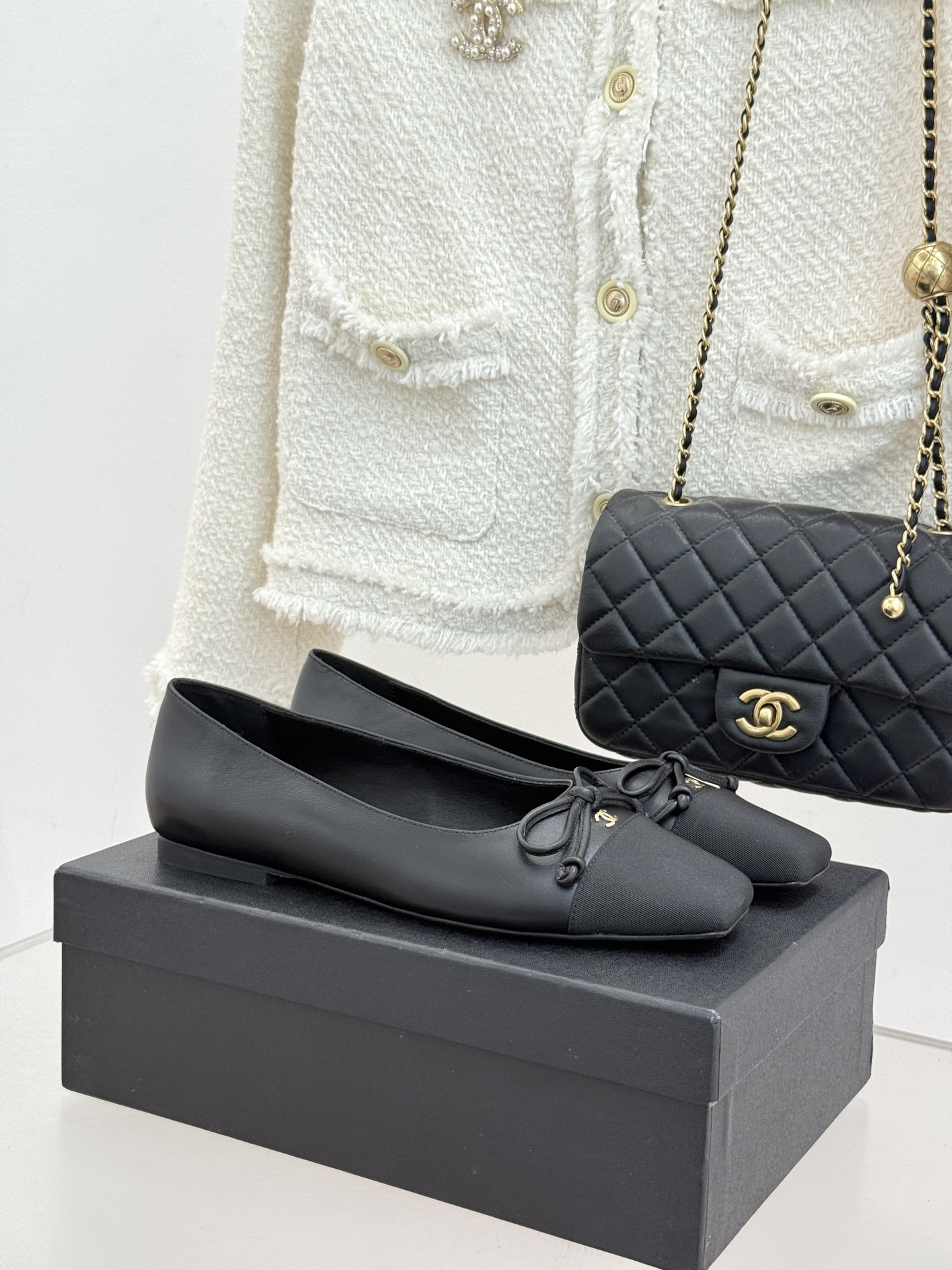 CHANE*｜小香经典双C拼色蝴蝶结玛丽珍鞋是藏在鞋履里的优雅密码。标志性双C装饰与蝴蝶结拼色碰撞出灵动