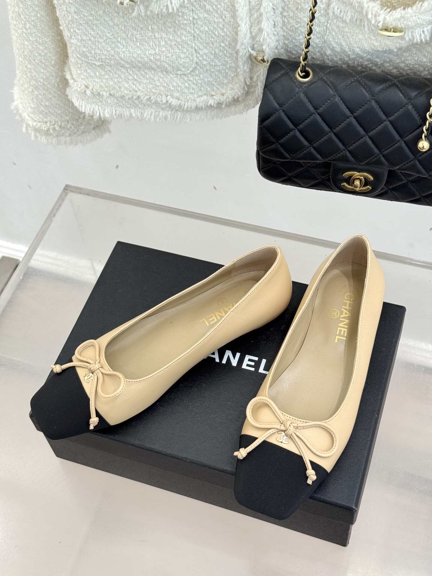 CHANE*｜小香经典双C拼色蝴蝶结玛丽珍鞋是藏在鞋履里的优雅密码。标志性双C装饰与蝴蝶结拼色碰撞出灵动