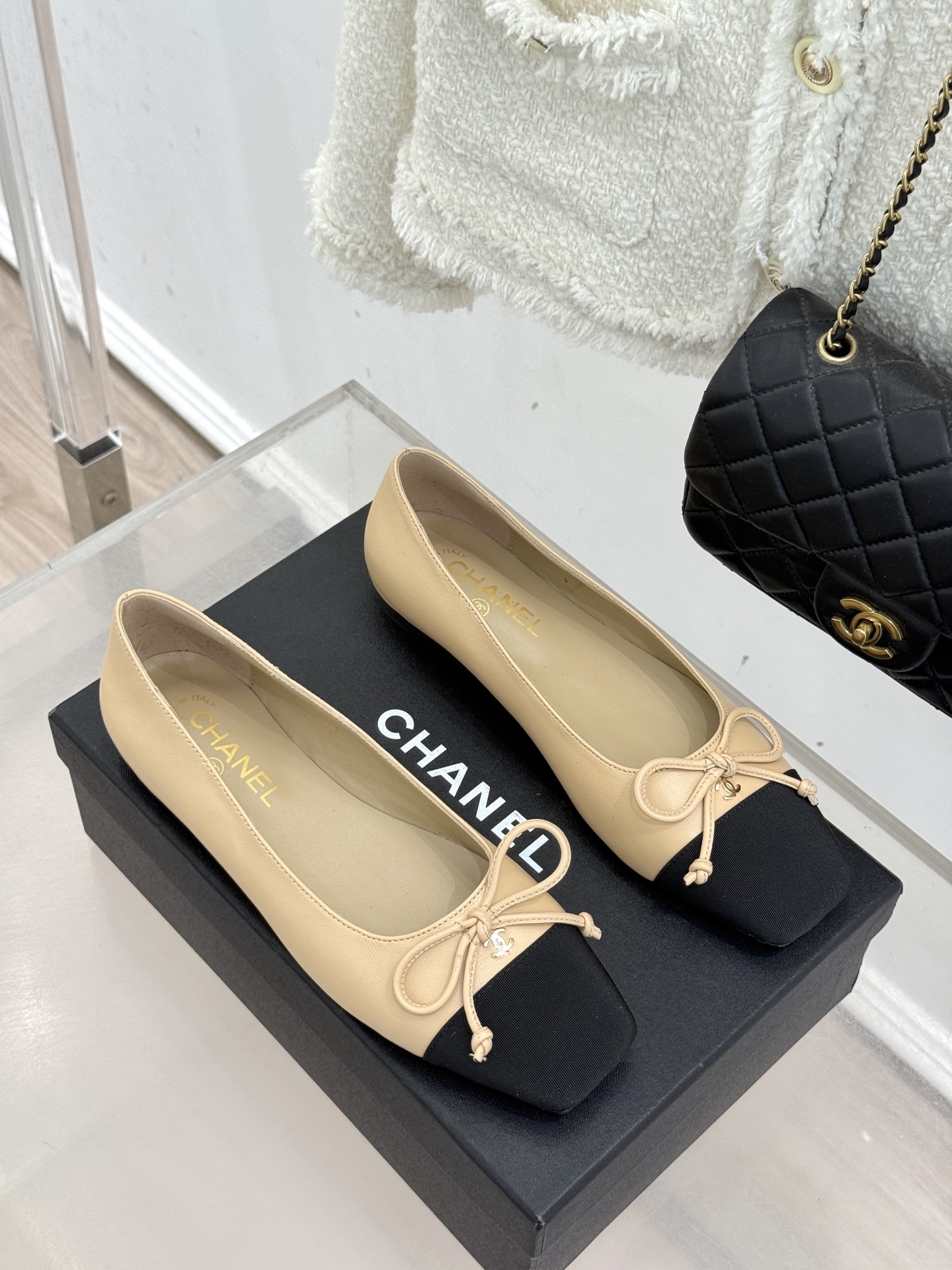 CHANE*｜小香经典双C拼色蝴蝶结玛丽珍鞋是藏在鞋履里的优雅密码。标志性双C装饰与蝴蝶结拼色碰撞出灵动