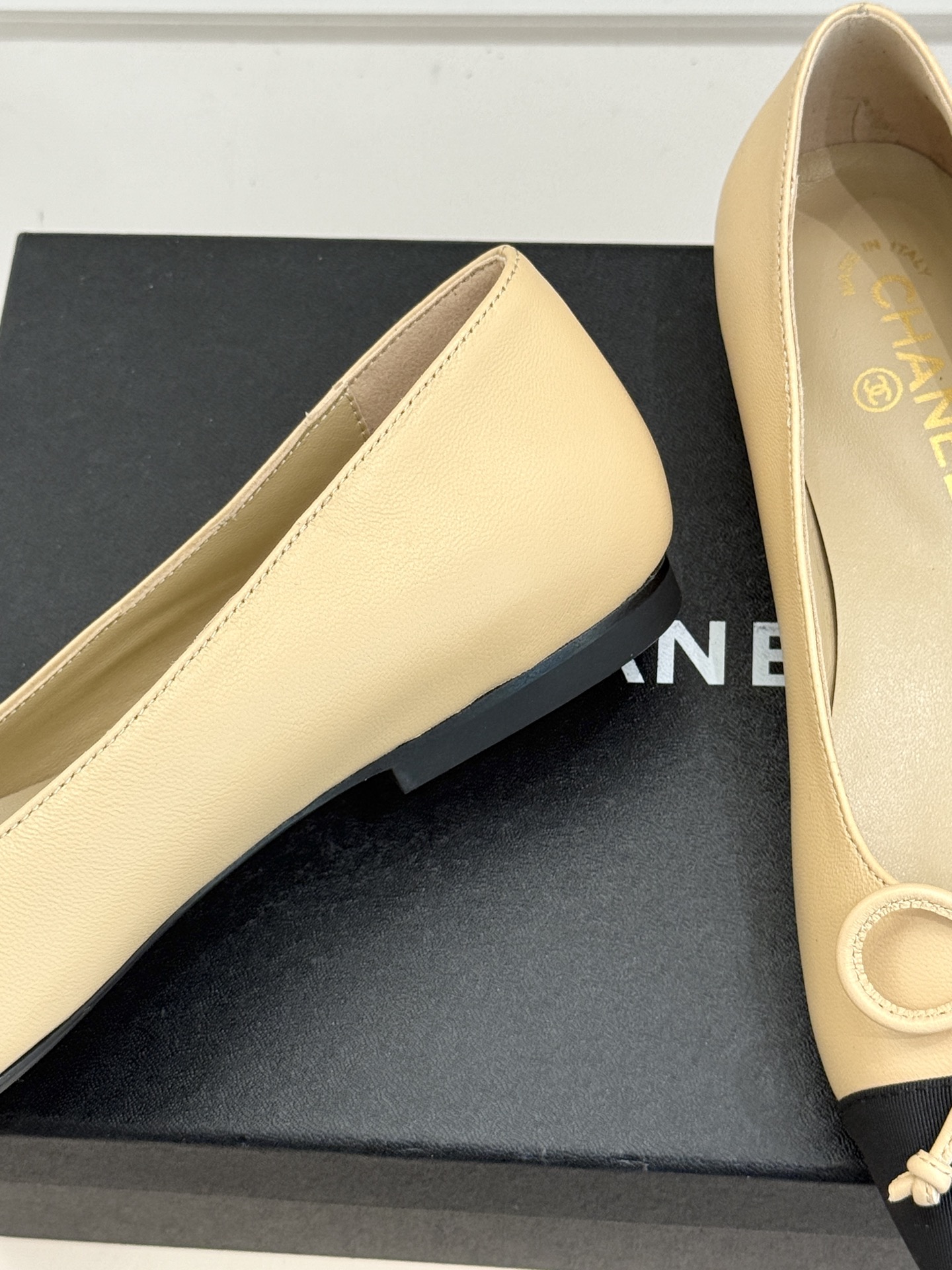 CHANE*｜小香经典双C拼色蝴蝶结玛丽珍鞋是藏在鞋履里的优雅密码。标志性双C装饰与蝴蝶结拼色碰撞出灵动