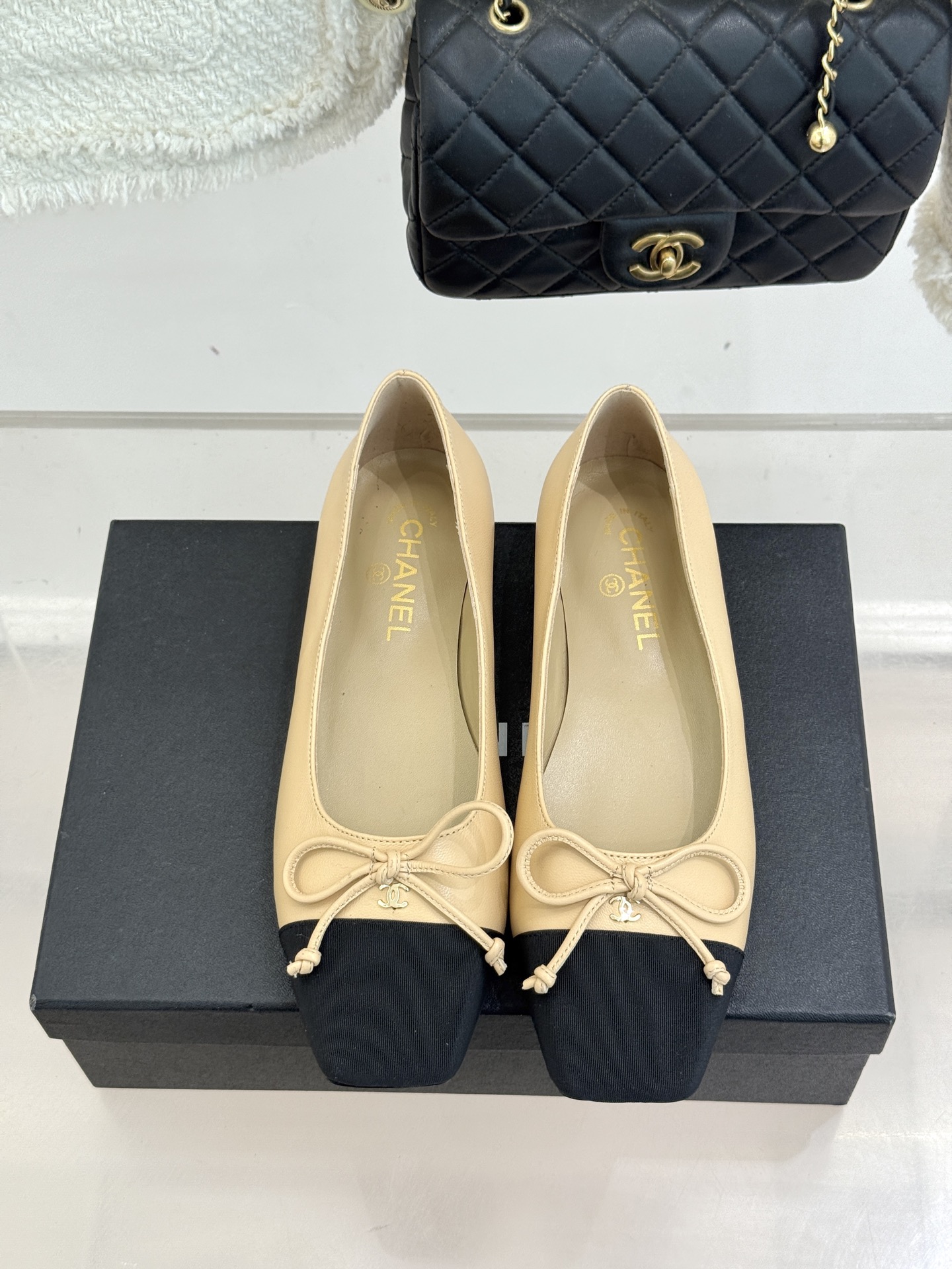 CHANE*｜小香经典双C拼色蝴蝶结玛丽珍鞋是藏在鞋履里的优雅密码。标志性双C装饰与蝴蝶结拼色碰撞出灵动