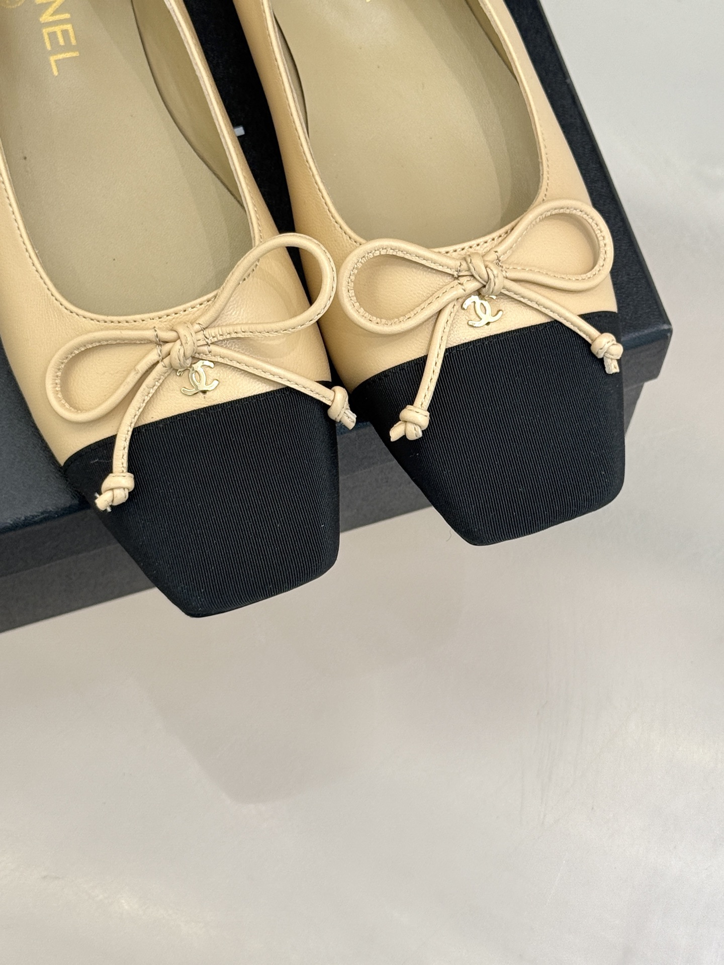 CHANE*｜小香经典双C拼色蝴蝶结玛丽珍鞋是藏在鞋履里的优雅密码。标志性双C装饰与蝴蝶结拼色碰撞出灵动