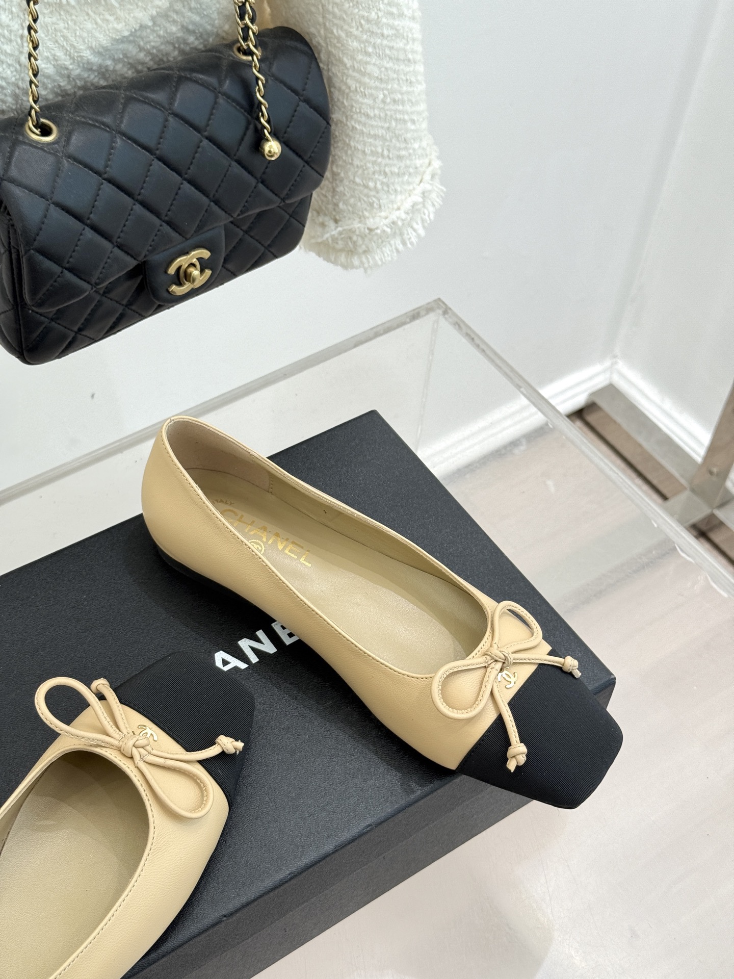 CHANE*｜小香经典双C拼色蝴蝶结玛丽珍鞋是藏在鞋履里的优雅密码。标志性双C装饰与蝴蝶结拼色碰撞出灵动