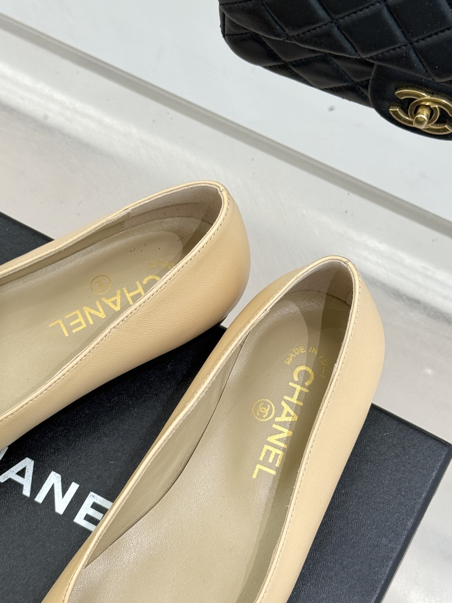 CHANE*｜小香经典双C拼色蝴蝶结玛丽珍鞋是藏在鞋履里的优雅密码。标志性双C装饰与蝴蝶结拼色碰撞出灵动