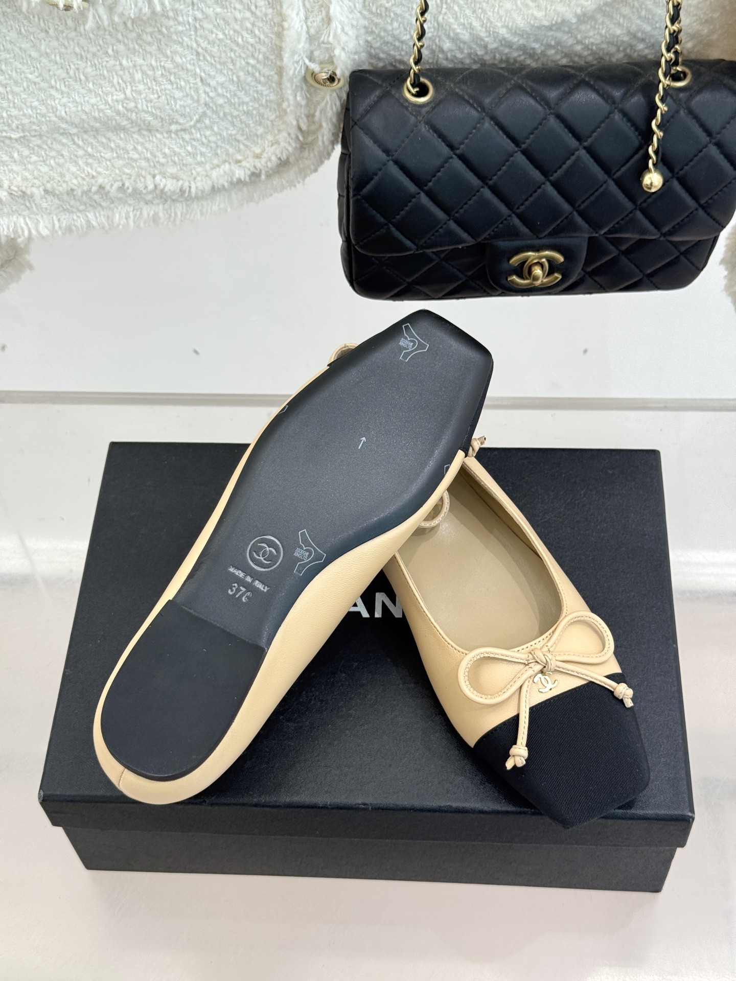 CHANE*｜小香经典双C拼色蝴蝶结玛丽珍鞋是藏在鞋履里的优雅密码。标志性双C装饰与蝴蝶结拼色碰撞出灵动