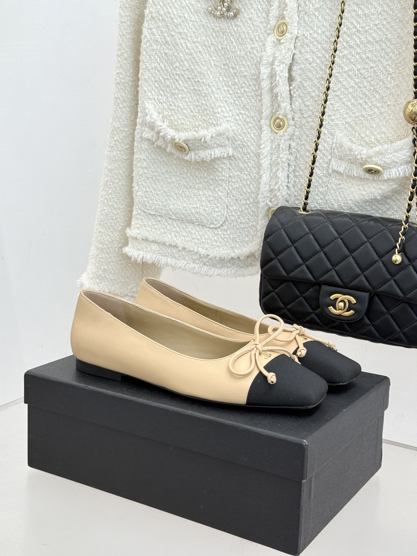 CHANE*｜小香经典双C拼色蝴蝶结玛丽珍鞋是藏在鞋履里的优雅密码。标志性双C装饰与蝴蝶结拼色碰撞出灵动