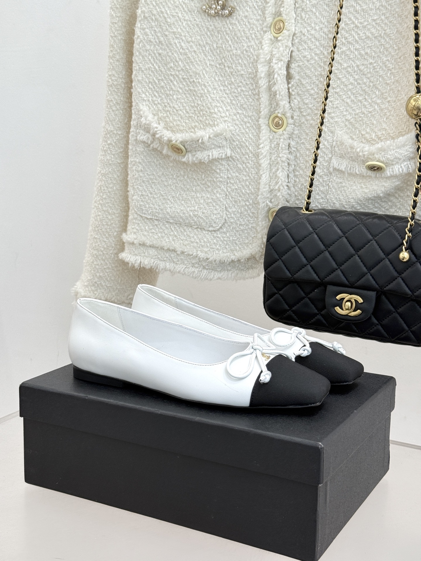 NO:668792,CHANE*｜Xiao Xiang’s classic double C color-blocked bow Mary Jane shoes are the code of elegance hidden in shoes. The iconic double C decoration and bow are color-blocked to create a smart and ingenious idea. The square toe line is neat, simple yet elegant, comfortable and versatile, whether it is a small fragrant style jacket or daily commuting wear, you can easily achieve a sense of fashion. I am so excited!  The fabric is made of original customized leather, the inner pads are all silk sheepskin, the genuine leather outsole imported from Italy size35-39 (customized 40/41), single shoes, chanel, mary jane, jackets & coats, sheepskin, Leather soles19860909CHANE*｜小香经典双C拼色蝴蝶结 玛丽珍鞋 是藏在鞋履里的优雅密码. 标志性双C装饰与蝴蝶结 拼色碰撞出灵动巧思 方头线条利落 简约又不失优雅 舒适又百搭 无论是搭小香风外套 还是日常通勤穿搭 都能轻松拿捏时髦感 狠狠心动了！ 面料采用原版定制皮料 内里垫脚均为丝绸羊皮 意大利进口真皮大底 size35-39（40/41定制）,单鞋,chanel,mary jane,jackets & coats,sheepskin,Leather soles,Women's Shoes