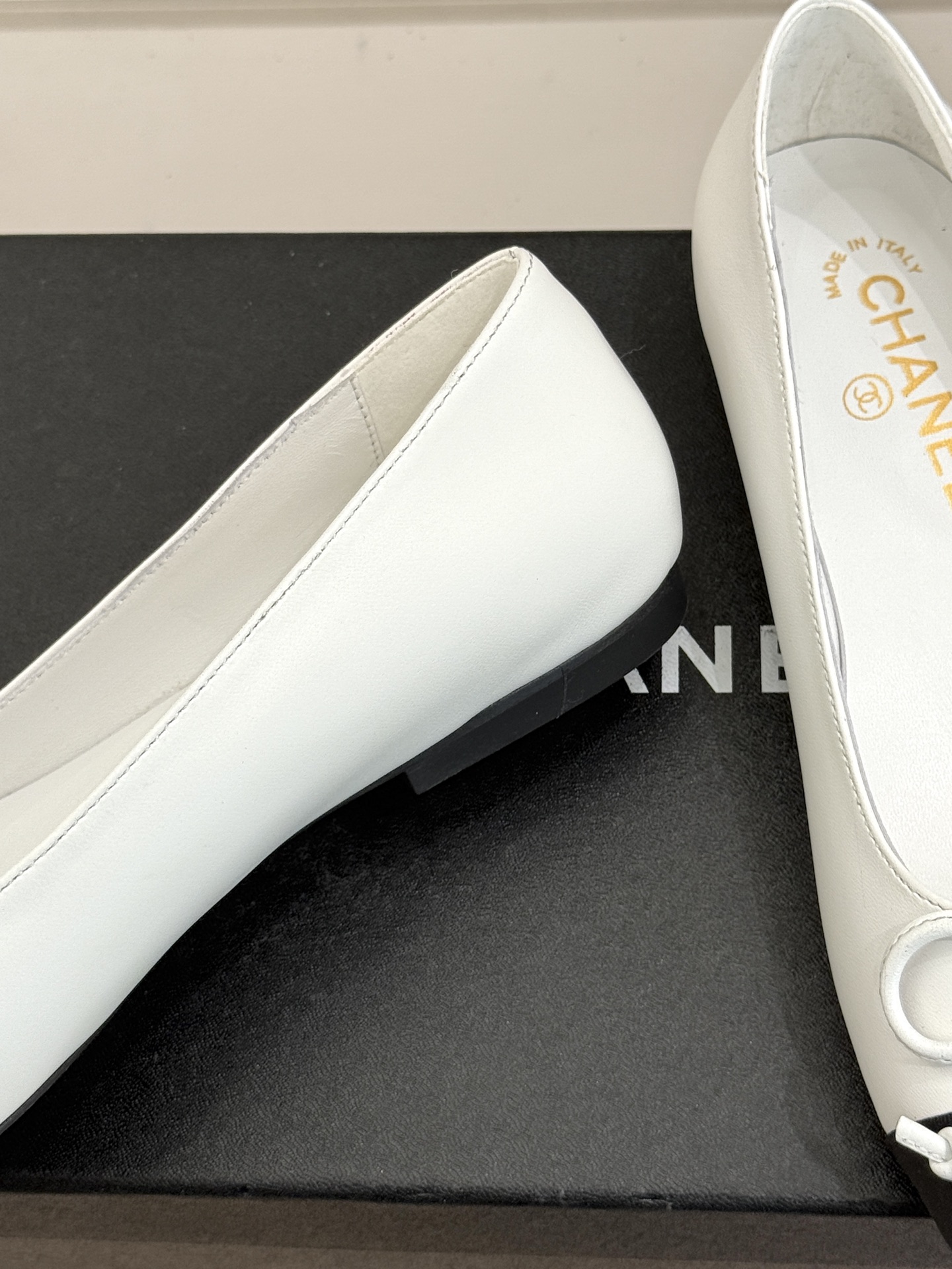 CHANE*｜小香经典双C拼色蝴蝶结玛丽珍鞋是藏在鞋履里的优雅密码。标志性双C装饰与蝴蝶结拼色碰撞出灵动