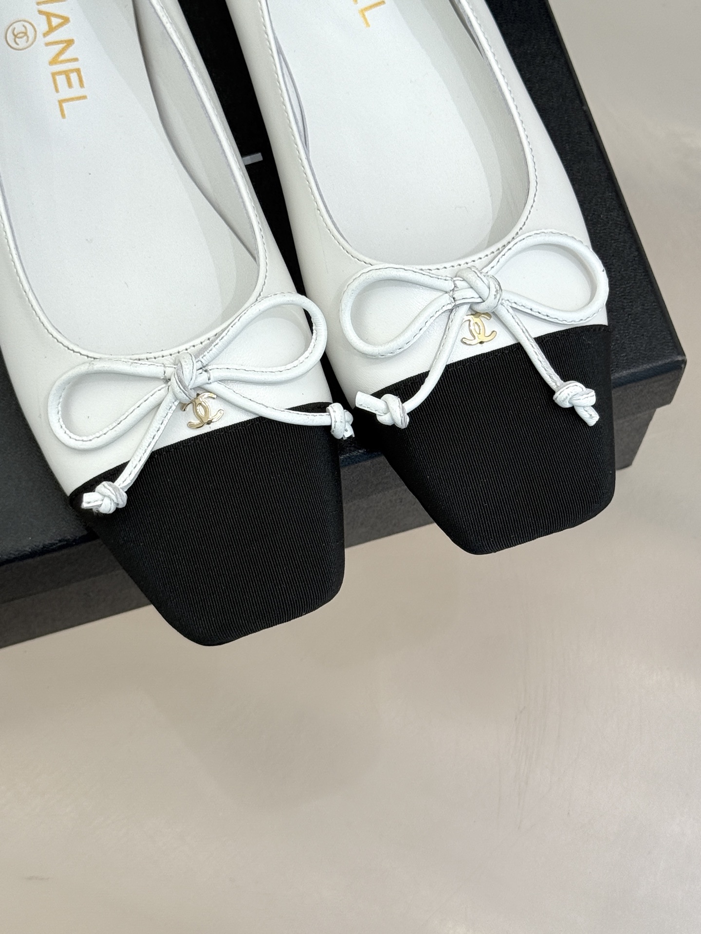 CHANE*｜小香经典双C拼色蝴蝶结玛丽珍鞋是藏在鞋履里的优雅密码。标志性双C装饰与蝴蝶结拼色碰撞出灵动