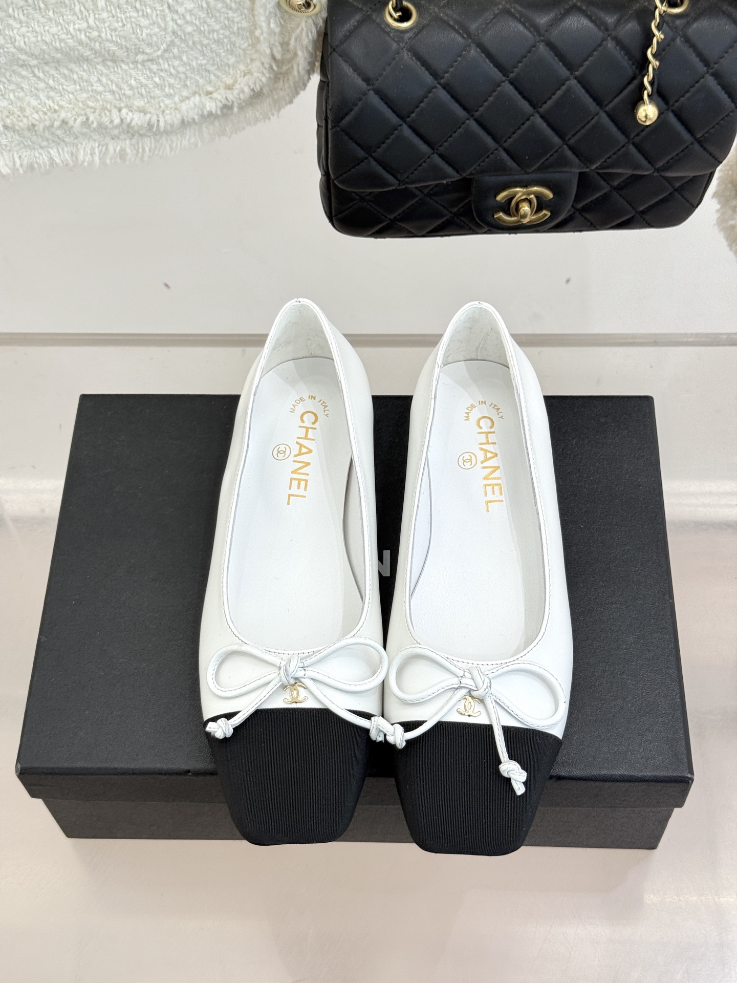 CHANE*｜小香经典双C拼色蝴蝶结玛丽珍鞋是藏在鞋履里的优雅密码。标志性双C装饰与蝴蝶结拼色碰撞出灵动