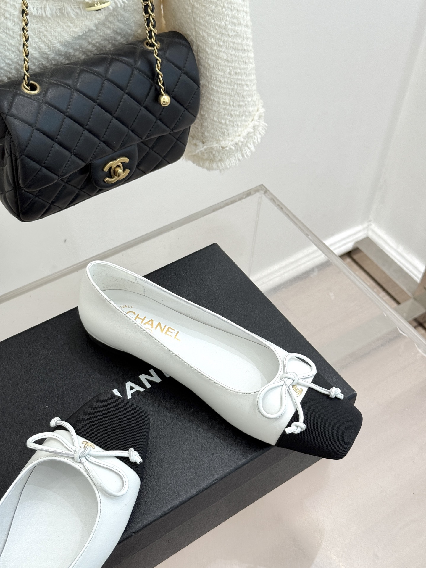 CHANE*｜小香经典双C拼色蝴蝶结玛丽珍鞋是藏在鞋履里的优雅密码。标志性双C装饰与蝴蝶结拼色碰撞出灵动