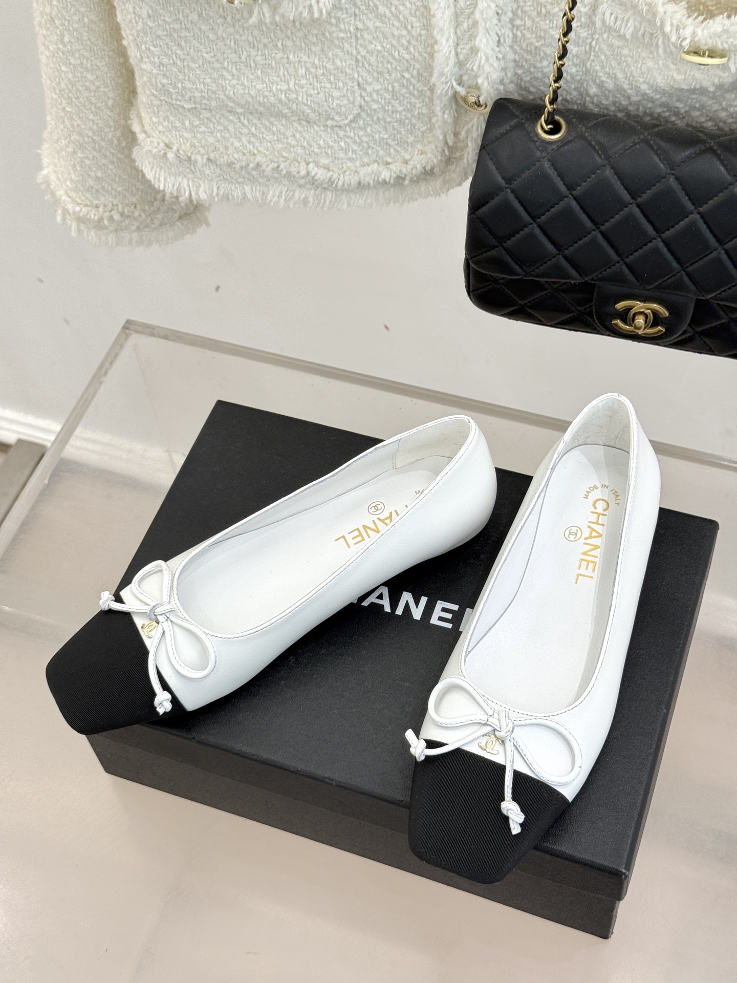 CHANE*｜小香经典双C拼色蝴蝶结玛丽珍鞋是藏在鞋履里的优雅密码。标志性双C装饰与蝴蝶结拼色碰撞出灵动