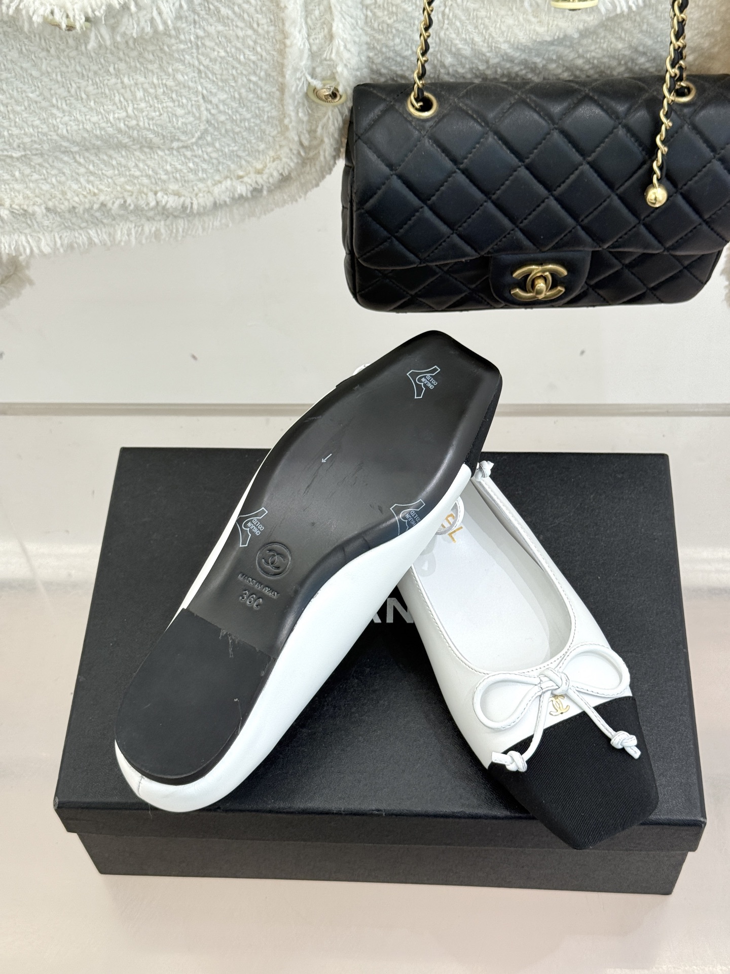 CHANE*｜小香经典双C拼色蝴蝶结玛丽珍鞋是藏在鞋履里的优雅密码。标志性双C装饰与蝴蝶结拼色碰撞出灵动