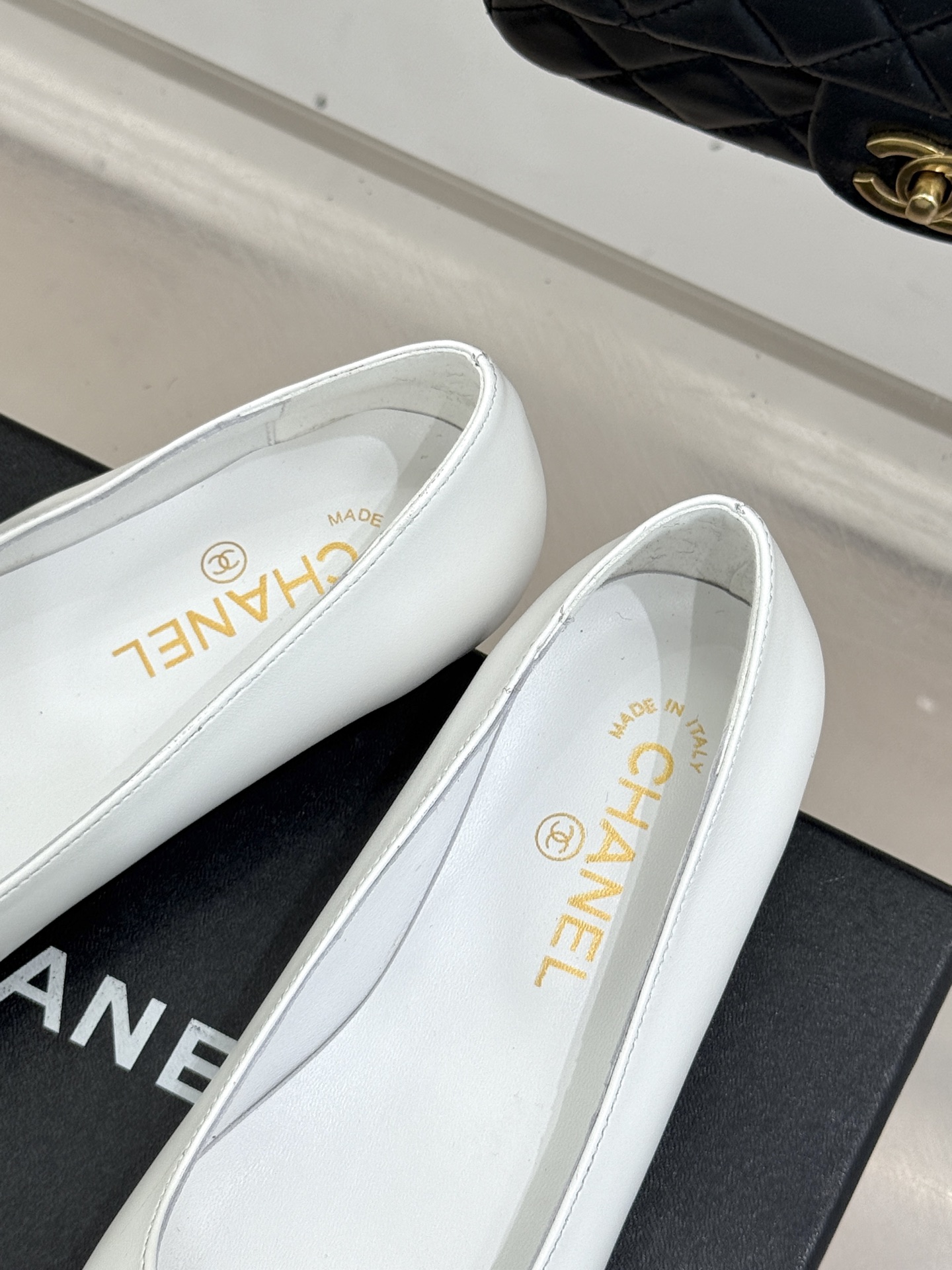 CHANE*｜小香经典双C拼色蝴蝶结玛丽珍鞋是藏在鞋履里的优雅密码。标志性双C装饰与蝴蝶结拼色碰撞出灵动