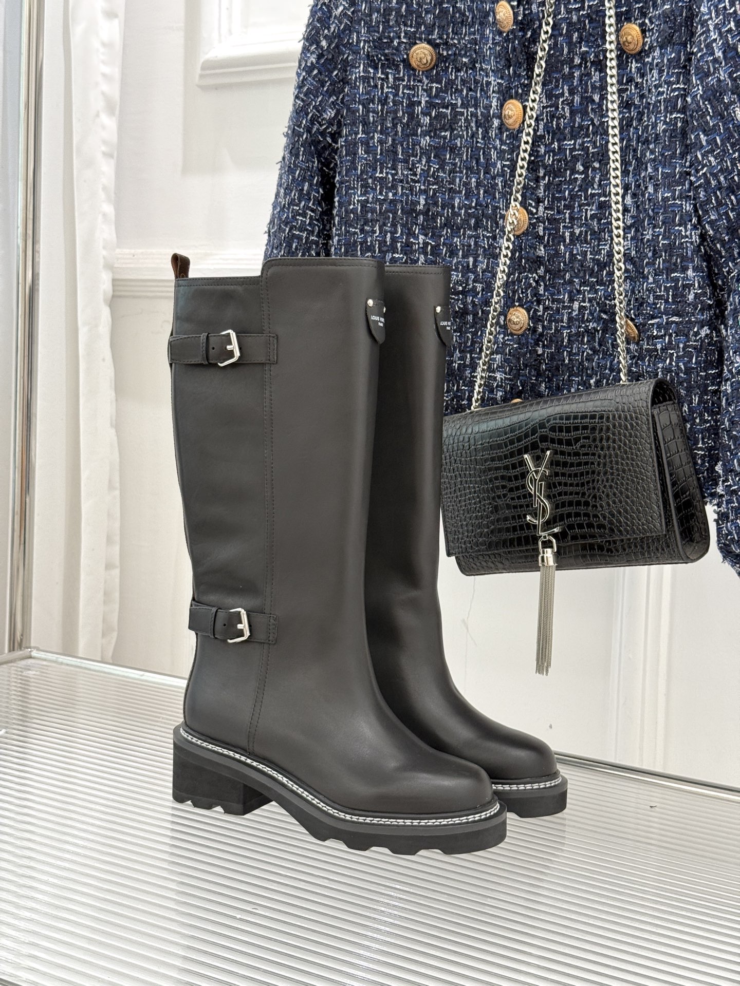 NO:654078,(Pili/Maoli) Donkey Brand 25WF Autumn and Winter New Presbyopia Belt Buckle Thick Heels Knight Boots Long Boots When the sassy style of knight boots meets LV’s classic code, these boots become the style totem of autumn and winter, embodying the brand’s design concept as the aura between steps. The boot body is carefully tailored with fine vegetable-tanned calfskin. It feels soft but can maintain a stiff boot shape. The adjustable design takes into account both fit and decoration.  The interior is lined with soft cowhide and fur. The rich texture of imported wool is selected. It covers the upper like clouds. It feels soft and warm. It combines winter warmth and lazy style. It wraps the feet like a second skin. It is equipped with a non-slip and wear-resistant rubber outsole. Every step is stable and light. The classic pattern of presbyopia and belt buckle echoes back and forth. The exquisite Italian craftsmanship is hidden in the texture. It is a style weapon that transcends scenes.  Pair it with a suit and shorts for a smart look for urban commuting. Pair it with a denim jacket and straight pants for a casual and uninhibited street style. Pair it with a knitted long skirt, which is both retro and charming. From daily walks to important occasions, it protects your feet with a 'shelter-like sense of wrapping' and uses an aesthetic that transcends time to make every step a style statement with its own focus. size35-39 (customized 40/41/42), boots, louis vuitton, louis  vuitton,boots,skirts,shorts,jackets & coats,business suit,cowhide19860909（皮里/毛里） 驴牌25WF秋冬新品老花皮带扣粗跟 骑士靴长靴 当骑士靴的飒爽风骨邂逅LV的经典密码 这双长靴便成了秋冬的风格图腾 将品牌的设计理念具象为步履间的气场. 靴身以细腻植鞣小牛皮悉心裁制 触感柔软却能保持挺括靴型 调节设计兼顾贴合度与装饰感 内里铺陈柔软牛皮与毛里 甄选质感丰盈的细腻进口羊毛 如云朵轻覆鞋面 触感软糯温润 兼顾冬日暖意与慵懒格调 如第二层肌肤般包裹双脚 搭配防滑耐磨的橡胶大底 每一步都兼具安稳与轻盈. 老花与皮带扣的经典纹样前后呼应 将意大利工艺的精湛藏于肌理之中 它是跨越场景的风格利器 搭配西装套装与短裤 是都市通勤的干练洋气 配牛仔外套与直筒裤 演绎随性不羁的街头格调 搭针织长裙 即复古又有韵味. 从日常漫步到重要场合 它以「庇护般的包裹感」守护双脚 更以超越时间的审美 让每一步都成为自带焦点的风格宣言. size35-39（40/41/42定制）,靴子,louis vuitton,louis vuitton,boots,skirts,shorts,jackets & coats,business suit,cowhide,Women's Shoes