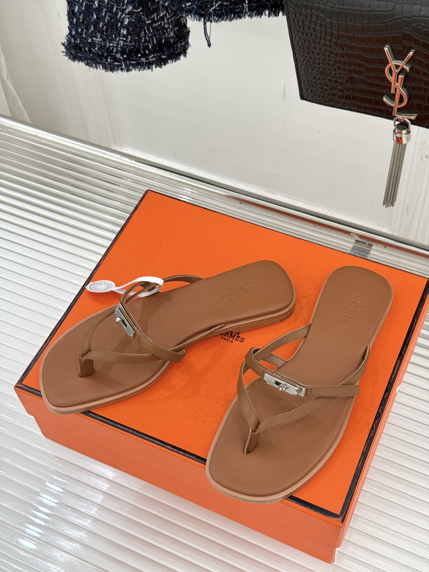 （配原版飞机盒）Hermès/爱马仕25WF新品Kelly扣细带夹脚人字拖鞋当Kelly包的传奇基因邂逅