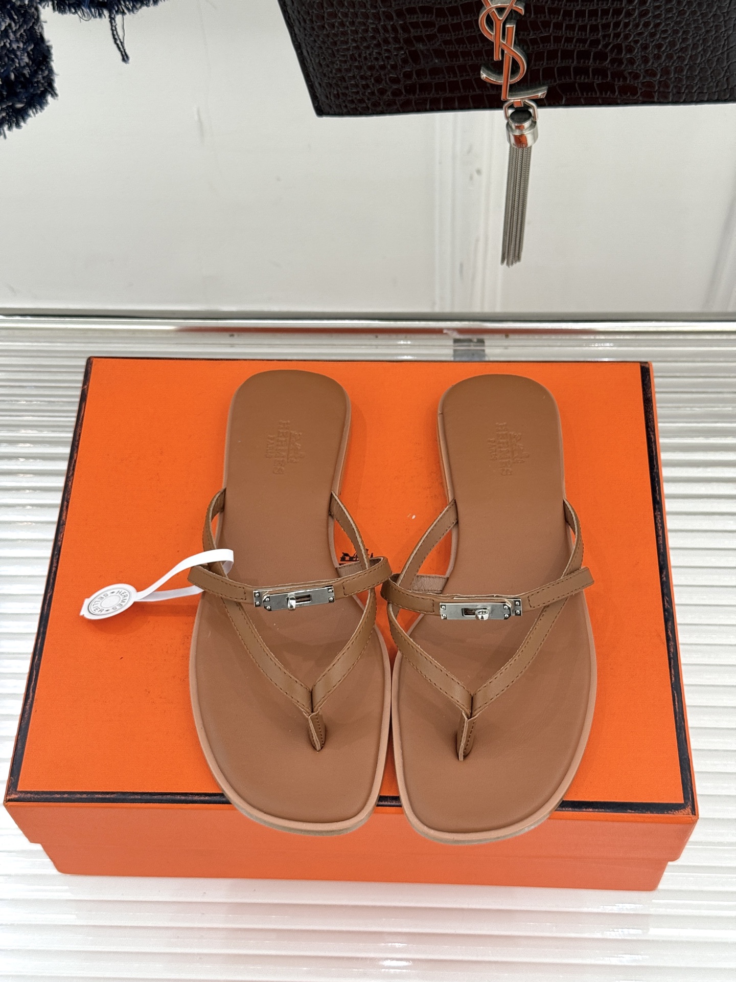 （配原版飞机盒）Hermès/爱马仕25WF新品Kelly扣细带夹脚人字拖鞋当Kelly包的传奇基因邂逅