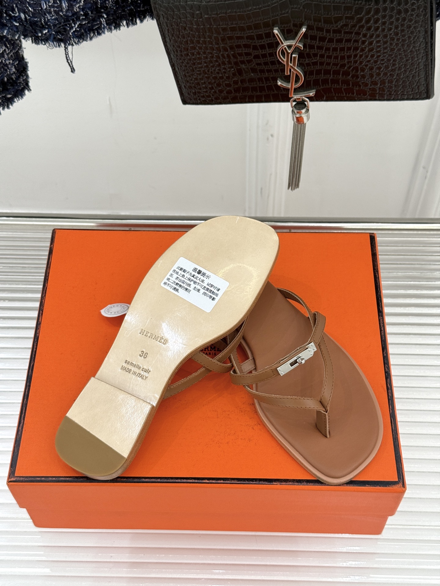 （配原版飞机盒）Hermès/爱马仕25WF新品Kelly扣细带夹脚人字拖鞋当Kelly包的传奇基因邂逅