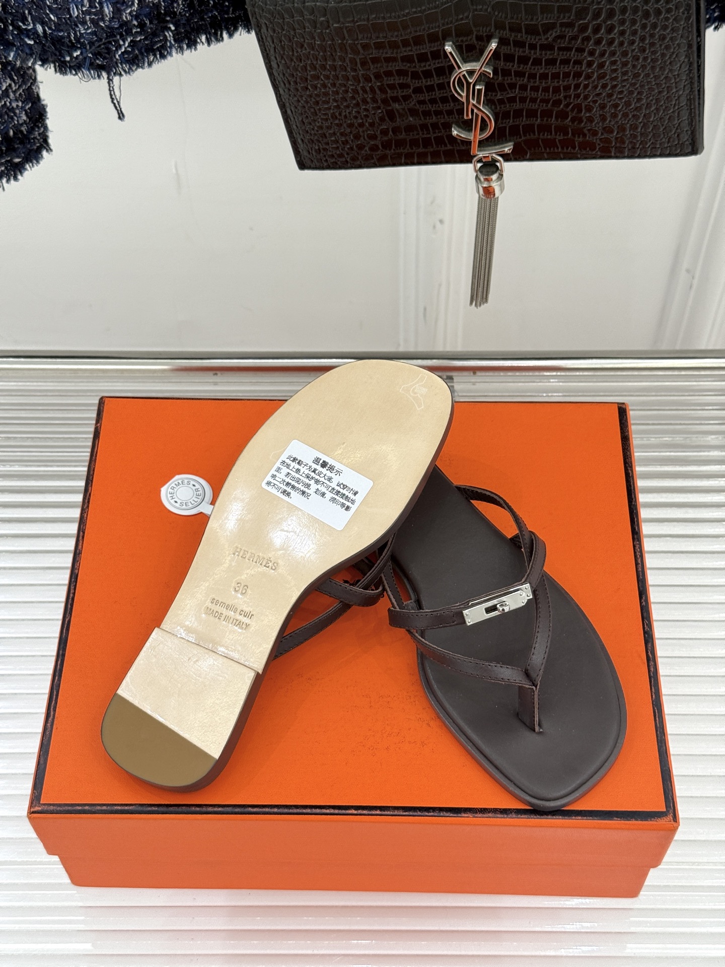（配原版飞机盒）Hermès/爱马仕25WF新品Kelly扣细带夹脚人字拖鞋当Kelly包的传奇基因邂逅