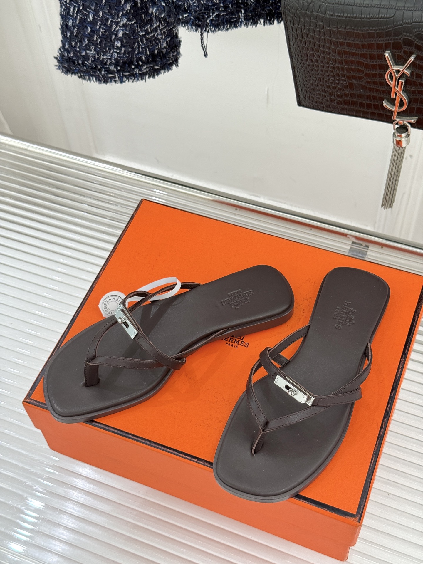 （配原版飞机盒）Hermès/爱马仕25WF新品Kelly扣细带夹脚人字拖鞋当Kelly包的传奇基因邂逅