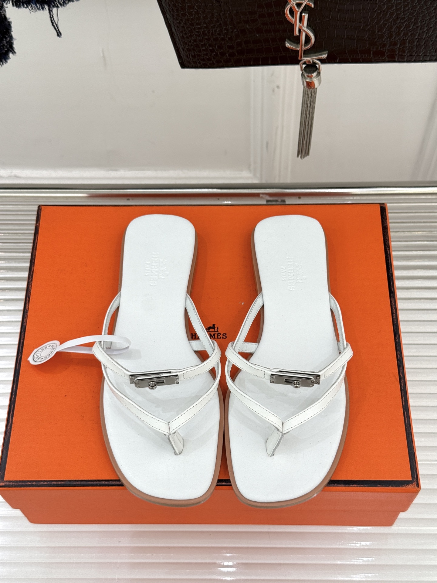 （配原版飞机盒）Hermès/爱马仕25WF新品Kelly扣细带夹脚人字拖鞋当Kelly包的传奇基因邂逅