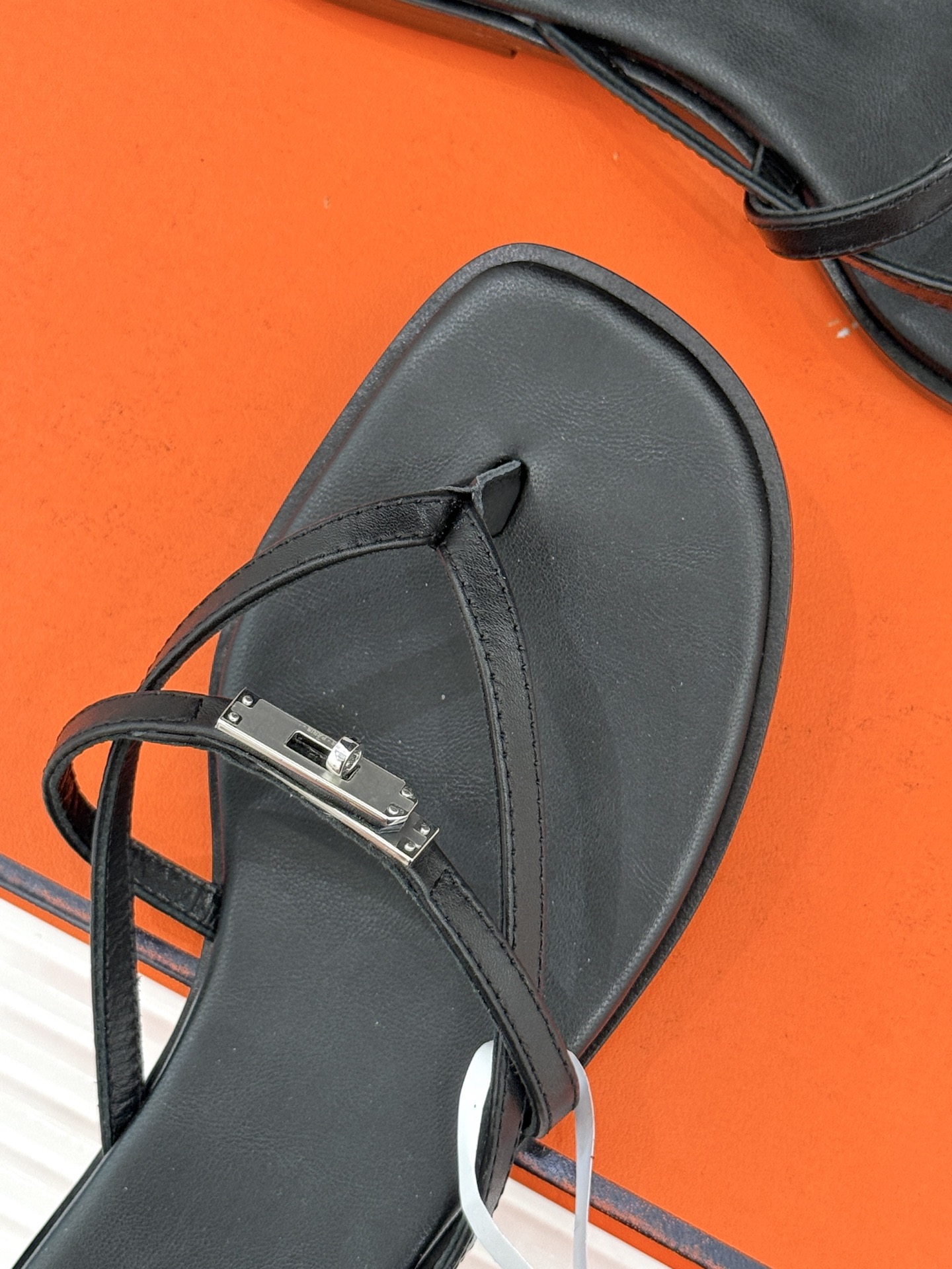 （配原版飞机盒）Hermès/爱马仕25WF新品Kelly扣细带夹脚人字拖鞋当Kelly包的传奇基因邂逅