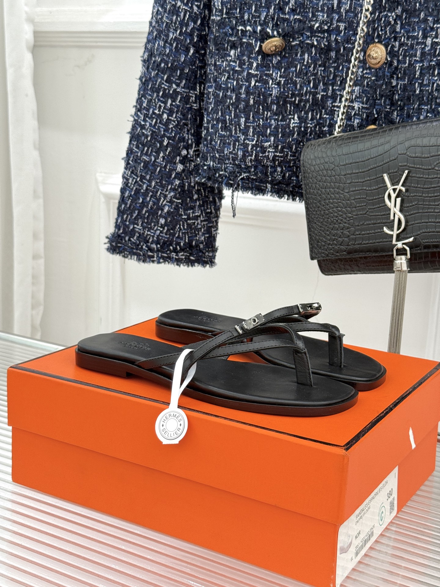 NO:654063,(With original airplane box) Hermès/Hermès 25WF new Kelly buckle thin strap flip-flops When the legendary gene of the Kelly bag meets summer walking, these sandals become a concrete expression of elegance. The iconic rotating Kelly metal buckle design has been carefully polished to become the finishing touch on the toe. The palladium plating has a low-key luster, replicating the brand's century-old luxury code.  The thin leather straps lightly cover the instep like a ribbon, and the neat tailoring outlines the slender outline of the ankle. The Italian hand-stitched shoe structure and technology make every step both stable and elegant, breaking the law of imbalance between sophistication and comfort. From cafes on the left bank of Paris to dinners on seaside resorts, these sandals are a style tool. When paired with flowing skirts, they show French laziness. When paired with neat trousers, they also show off a smart style.  Integrating classics into daily dressing philosophy allows Kelly's elegant genes to continue to flow with summer steps. The fabric is made of original customized leather. The inner toes are all mixed sheepskin. Italian A-grade imported genuine leather outsole size 35-39 (customized 40/41/42), split-toe shoes, hermes, hermes, sandals, slippers, skirts, sheepskin, Leather soles19860909（配原版飞机盒） Hermès/爱马仕25WF新品Kelly扣 细带夹脚人字拖鞋 当Kelly包的传奇基因邂逅夏日步履 这款凉鞋便成了优雅的具象化表达. 标志性的旋转Kelly金属扣设计 经匠心打磨成为足尖的点睛之笔 钯金镀层流转着低调光泽 复刻品牌百年的奢华密码. 纤细皮质绑带如丝带般轻覆脚背 又以利落剪裁勾勒出脚踝的纤细轮廓. 意大利手工缝制的鞋履结构与技术 让每一步都兼具稳定与优雅 打破精致与舒适的失衡定律 . 从巴黎左岸的咖啡馆到海滨度假的晚宴 这双凉鞋皆是风格利器. 搭配飘逸裙装时 尽显法式慵懒 适配利落裤装时 又衬出干练格调. 将经典融入日常的穿搭哲学 让Kelly的优雅基因 随夏日步履不断流转. 面料采用原版定制皮料 内里踮脚均为混种羊皮 意大利A级进口真皮大底 size35-39（40/41/42定制）,分趾鞋,hermes,hermes,sandals,slippers,skirts,sheepskin,Leather soles,Women's Shoes