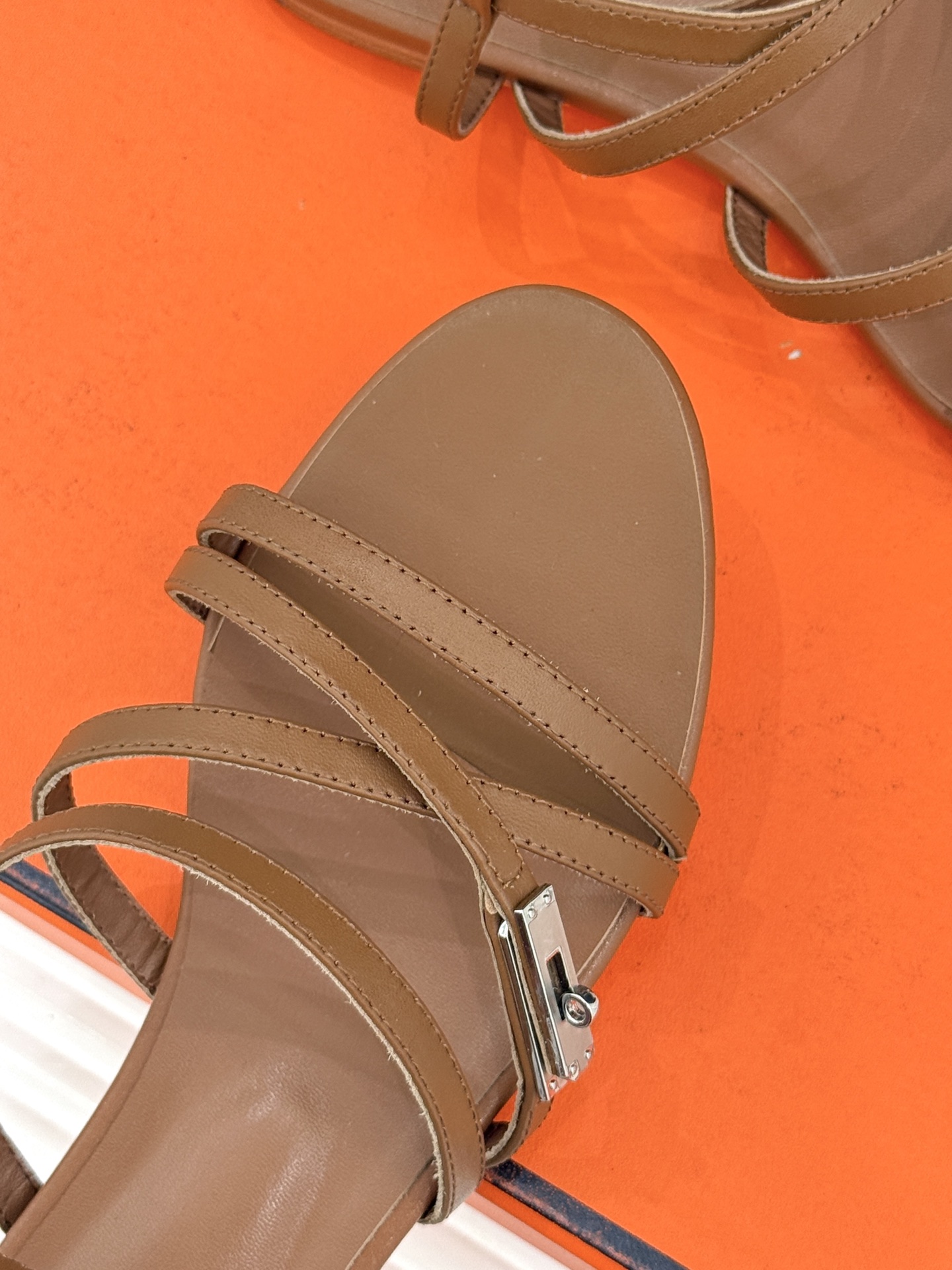 （配原版飞机盒）Hermès/爱马仕25WF新品Kelly扣细带平底凉鞋当Kelly包的传奇基因邂逅夏日