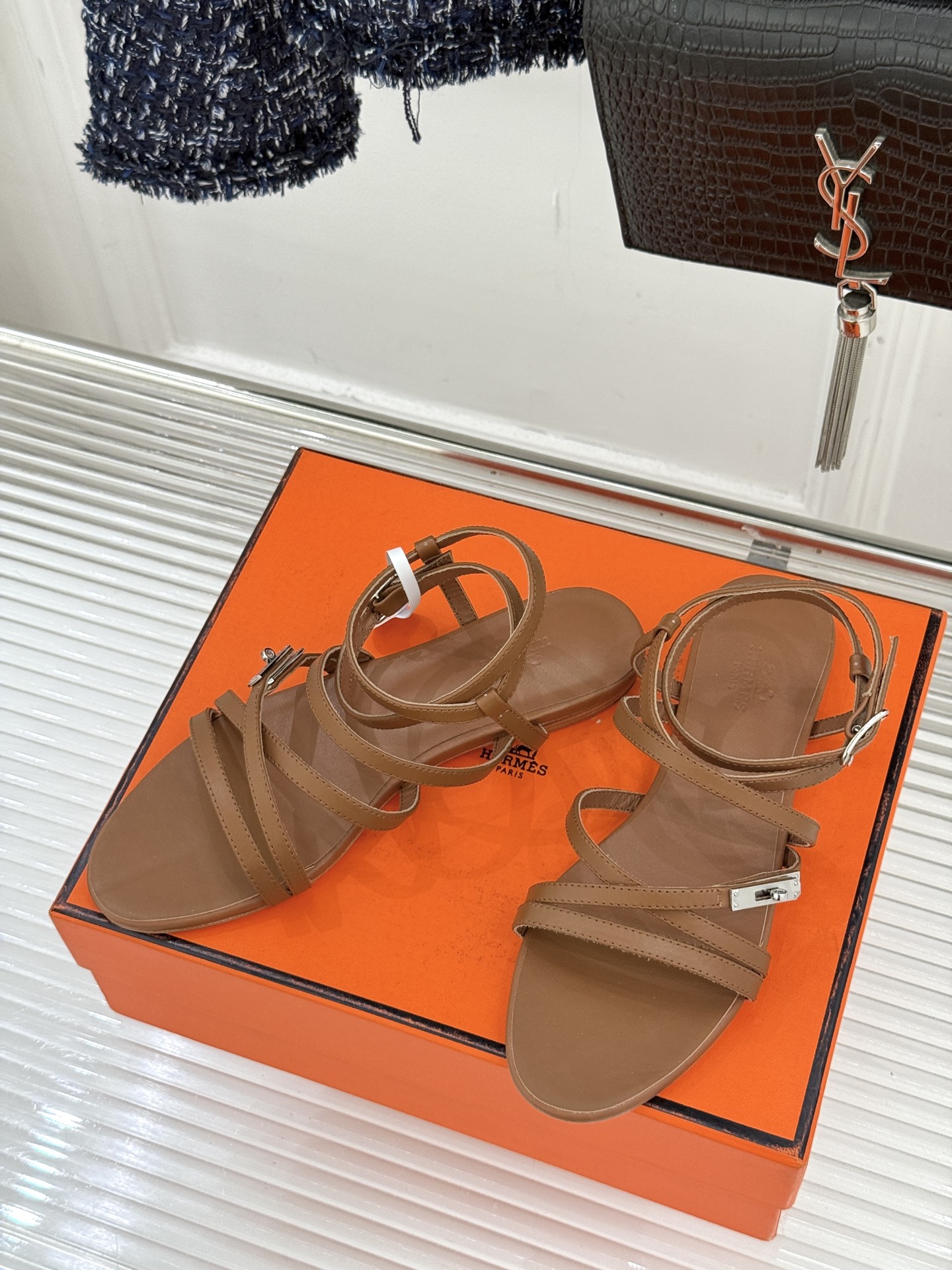 （配原版飞机盒）Hermès/爱马仕25WF新品Kelly扣细带平底凉鞋当Kelly包的传奇基因邂逅夏日