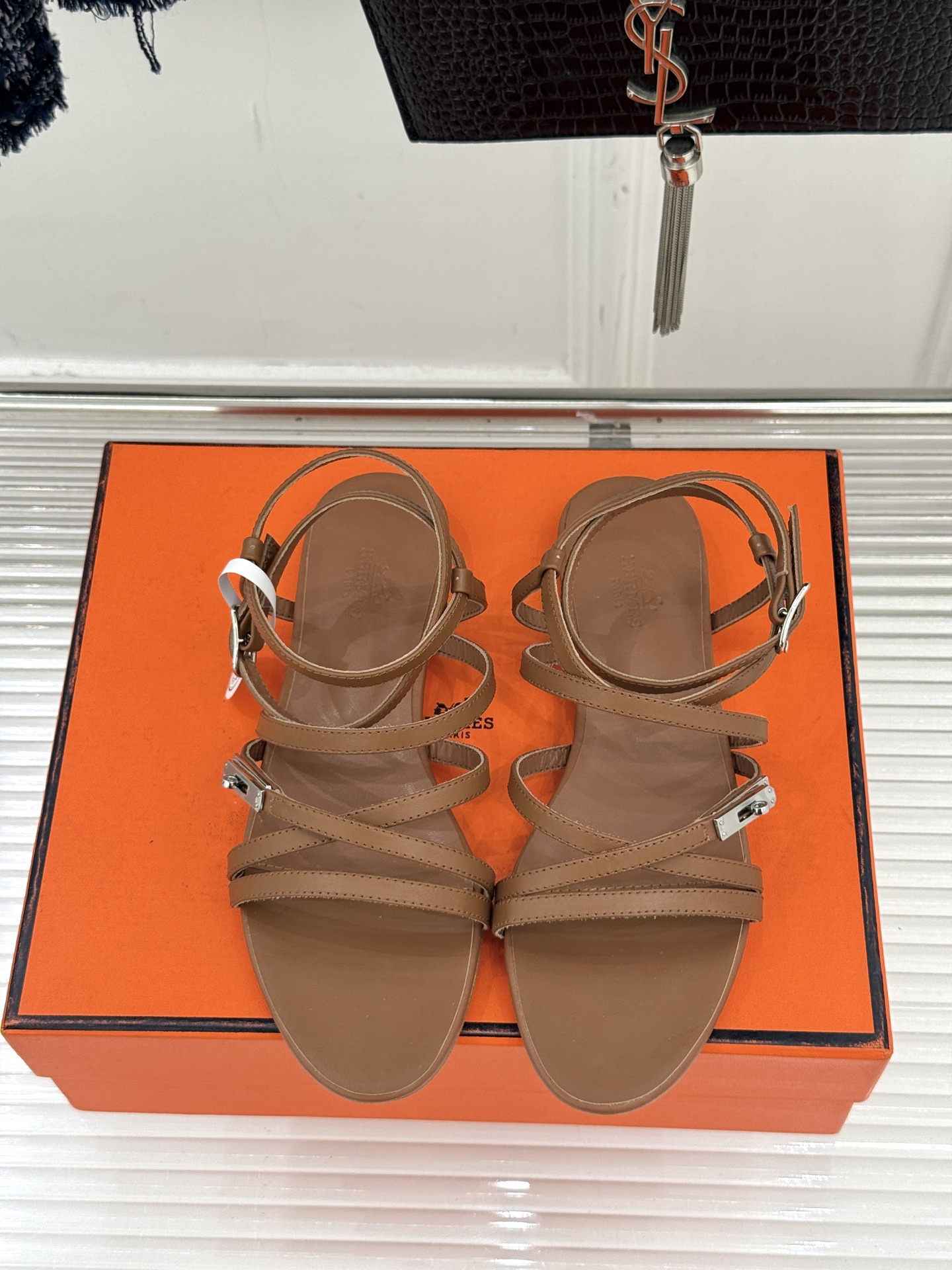 （配原版飞机盒）Hermès/爱马仕25WF新品Kelly扣细带平底凉鞋当Kelly包的传奇基因邂逅夏日