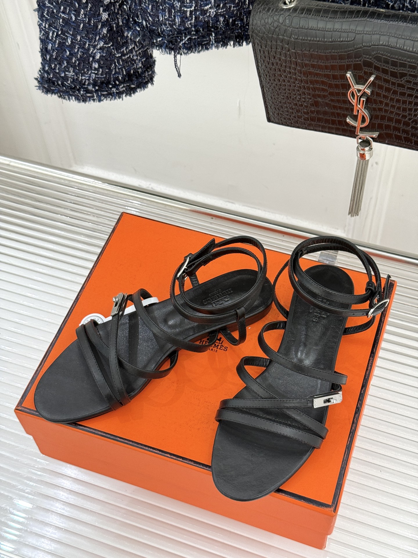 （配原版飞机盒）Hermès/爱马仕25WF新品Kelly扣细带平底凉鞋当Kelly包的传奇基因邂逅夏日