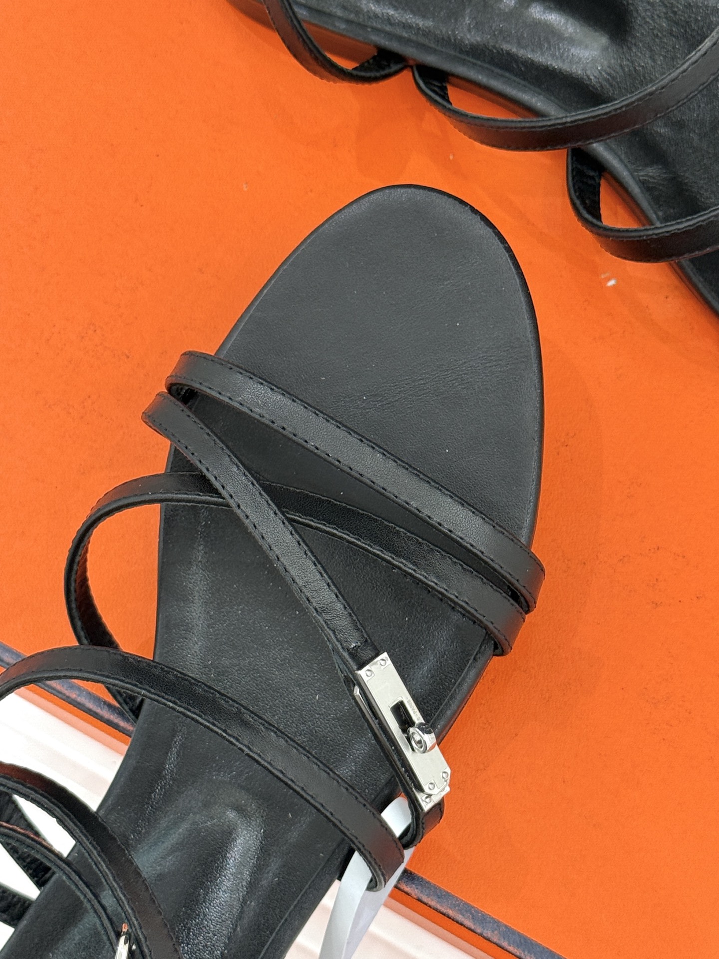 （配原版飞机盒）Hermès/爱马仕25WF新品Kelly扣细带平底凉鞋当Kelly包的传奇基因邂逅夏日