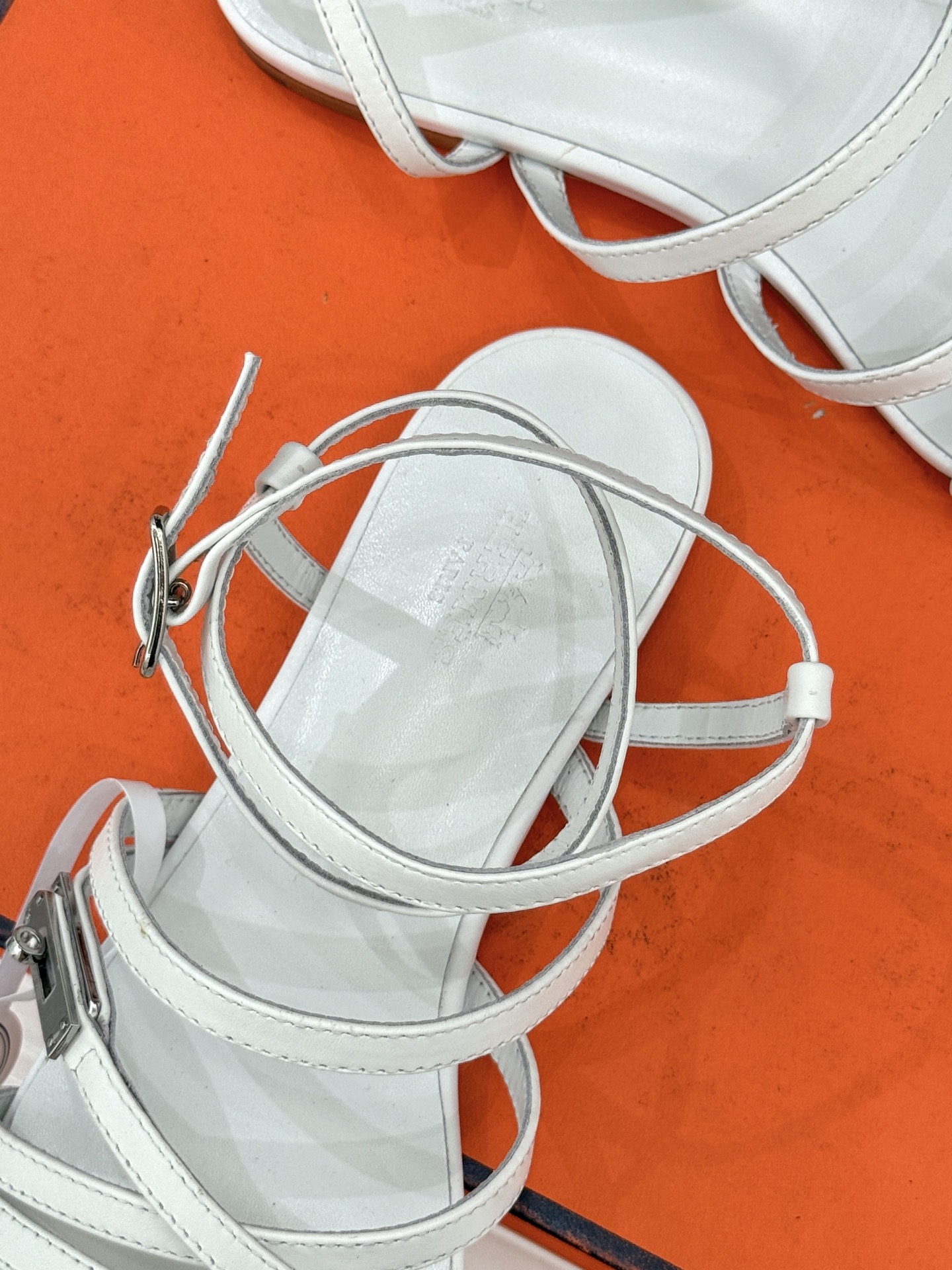 （配原版飞机盒）Hermès/爱马仕25WF新品Kelly扣细带平底凉鞋当Kelly包的传奇基因邂逅夏日