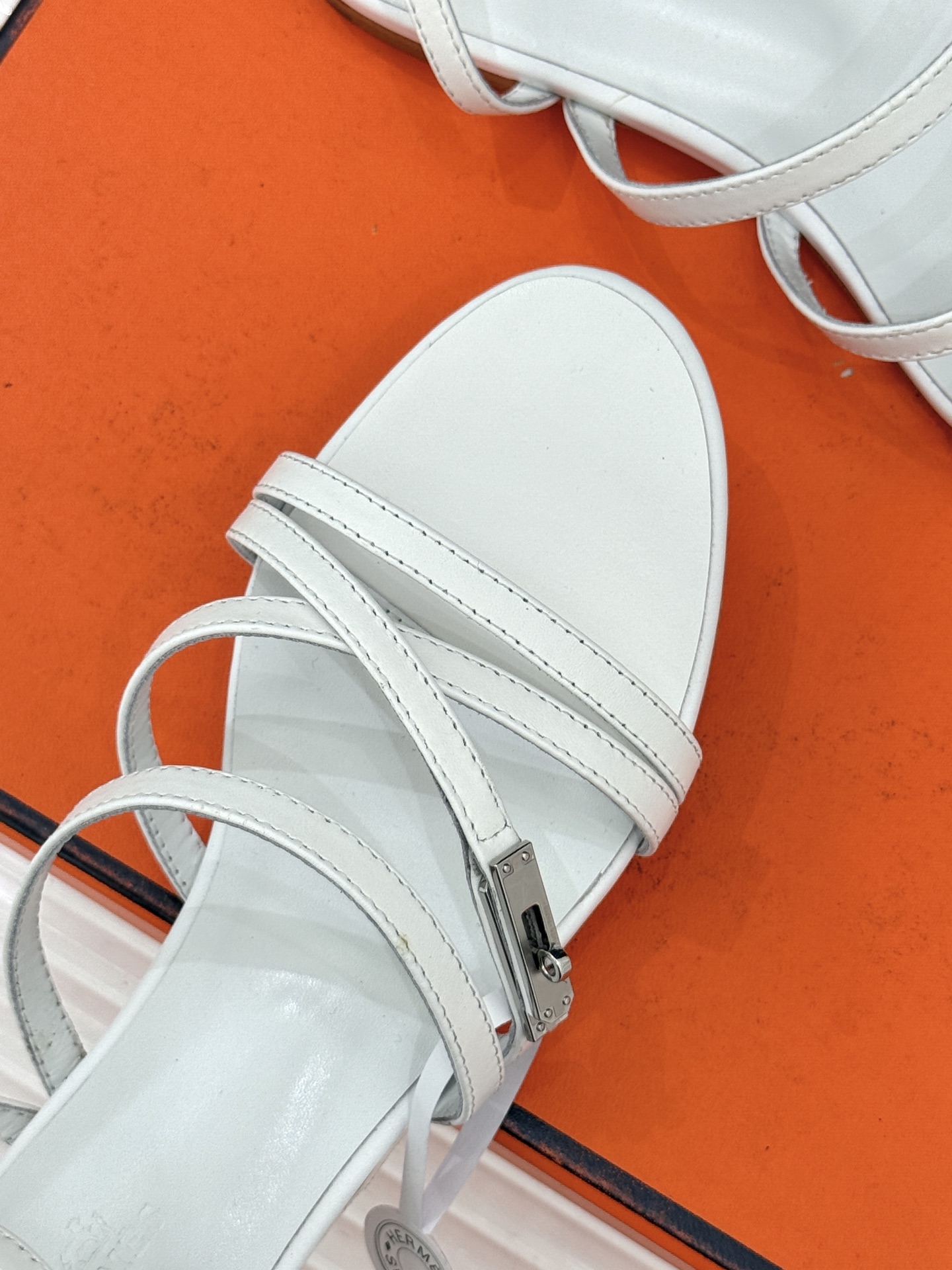 （配原版飞机盒）Hermès/爱马仕25WF新品Kelly扣细带平底凉鞋当Kelly包的传奇基因邂逅夏日